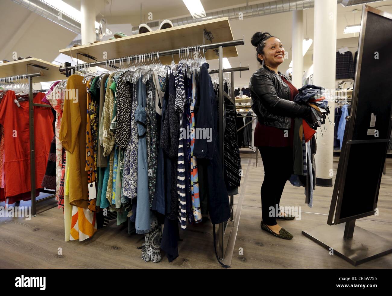 Anna compra ropa en Crossroads Trading Company, que compra y vende ropa usada, en San Francisco, California, 26 de mayo de 2015. Para los Millennials – los 77 millones de