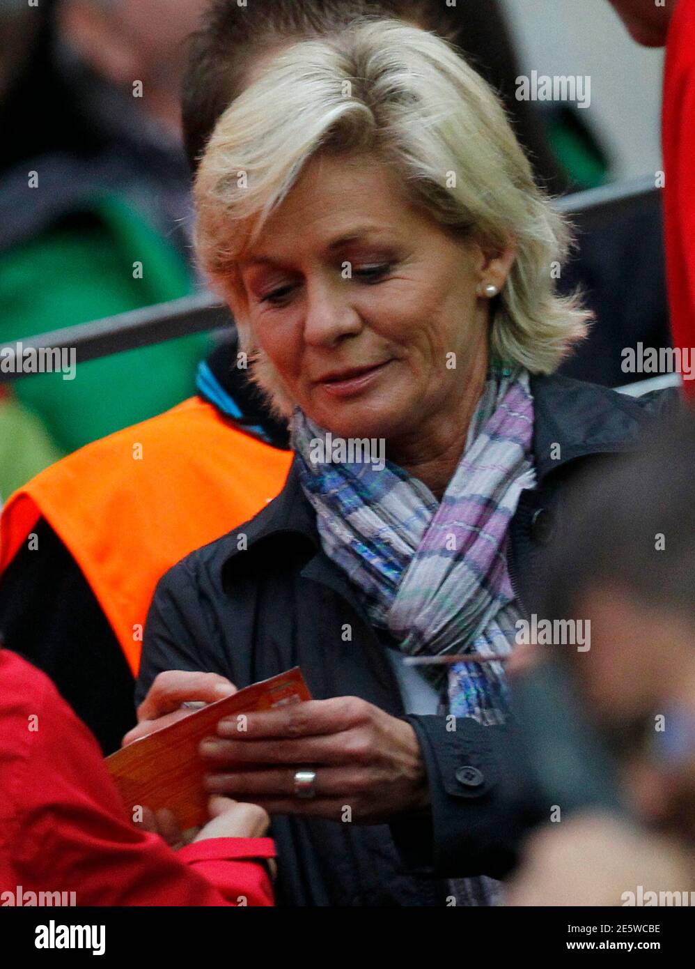 German soccer coach Silvia Neid signs autographs before the start of the Women's World Cup semi-final soccer match between Japan and Sweden in Frankfurt July 13, 2011. German soccer association DFB anounced on Wednesday that they renewed the contract with Neid, local media reported. REUTERS/Kai Pfaffenbach (GERMANY - Tags: SPORT SOCCER WORLD CUP) Foto de stock