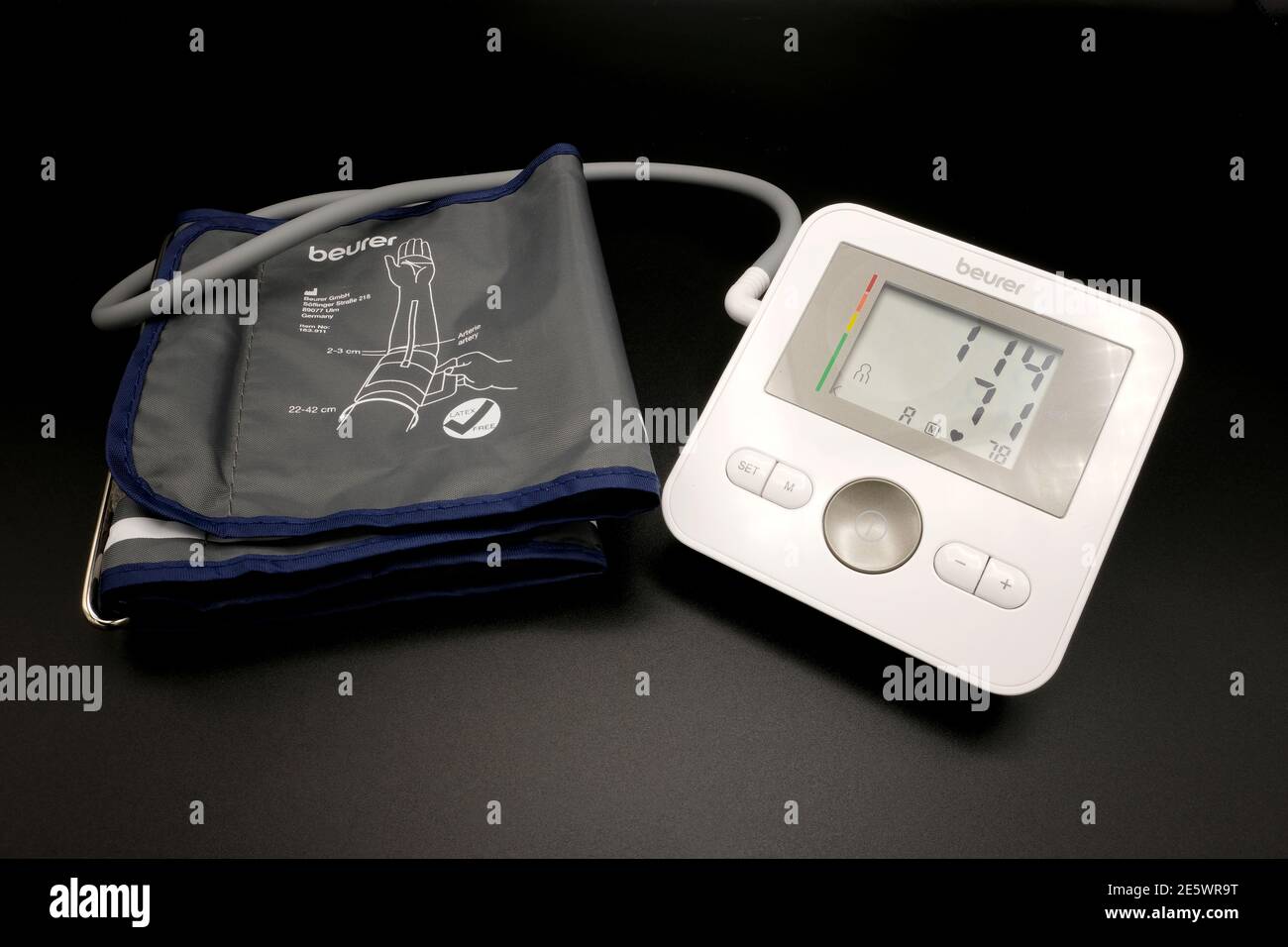 Monitor de presión arterial del brazo superior Beurer BM Foto de stock