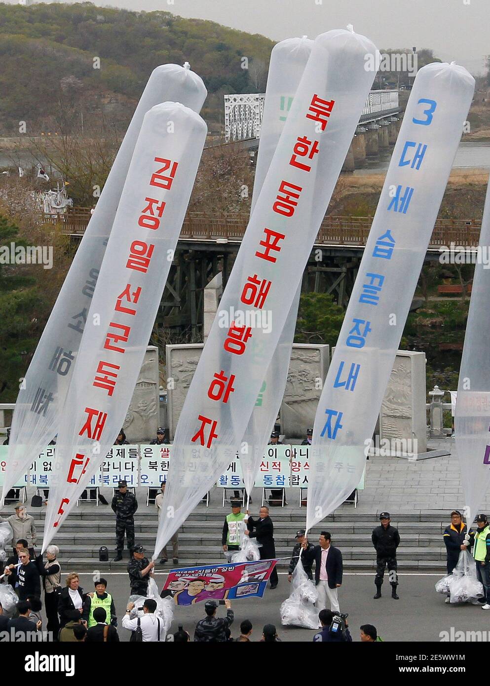 Los ex desertores norcoreanos y los manifestantes conservadores se preparan para liberar globos que portan volantes anti-norcoreanos hacia el norte en el pabellón de Imjingak cerca de la zona desmilitarizada que separa las dos Coreas en Paju, a unos 55 km (34 millas) al norte de Seúl, 29 de abril de 2011. Los activistas lanzaron alrededor de 200,000 folletos anti-Pyongyang, DVD anti-Corea del Norte, radios y 1,000 billetes de un dólar el viernes. El líder norcoreano Kim Jong-il está dispuesto a mantener conversaciones directas con Corea del Sur, pero el estado aislado no se disculpará por dos ataques mortales en la península dividida el año pasado, el ex P Foto de stock