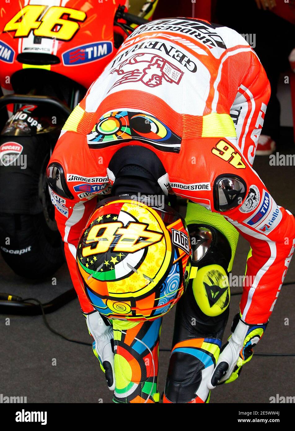 El ciclista de Ducati MotoGP Valentino Rossi de Italia ajusta su traje  durante la práctica de clasificación en el Gran Premio de Francia en el  circuito de le Mans en el centro