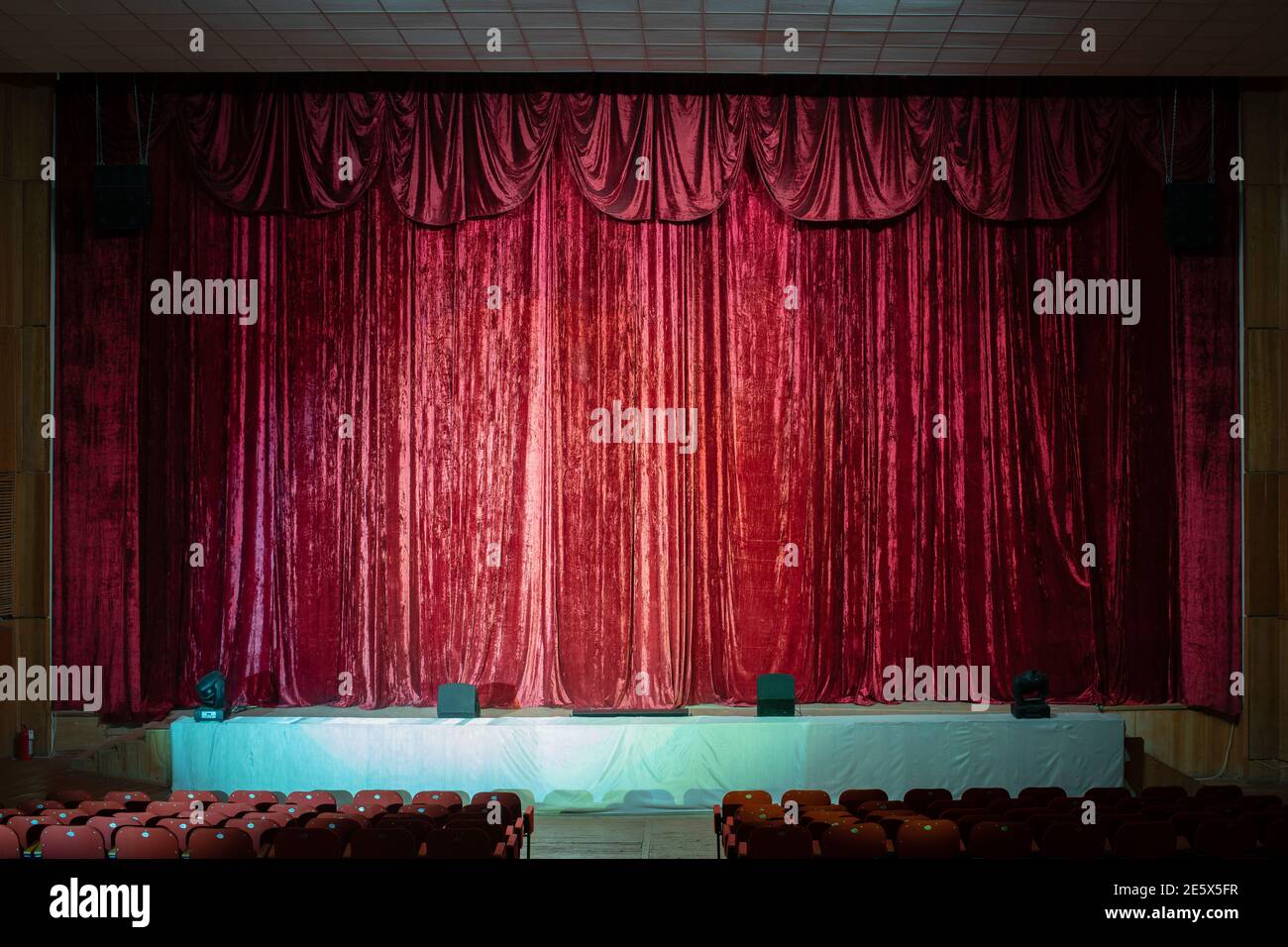 Escenario de teatro con cortinas de terciopelo rojo cerradas Fotografía de  stock - Alamy