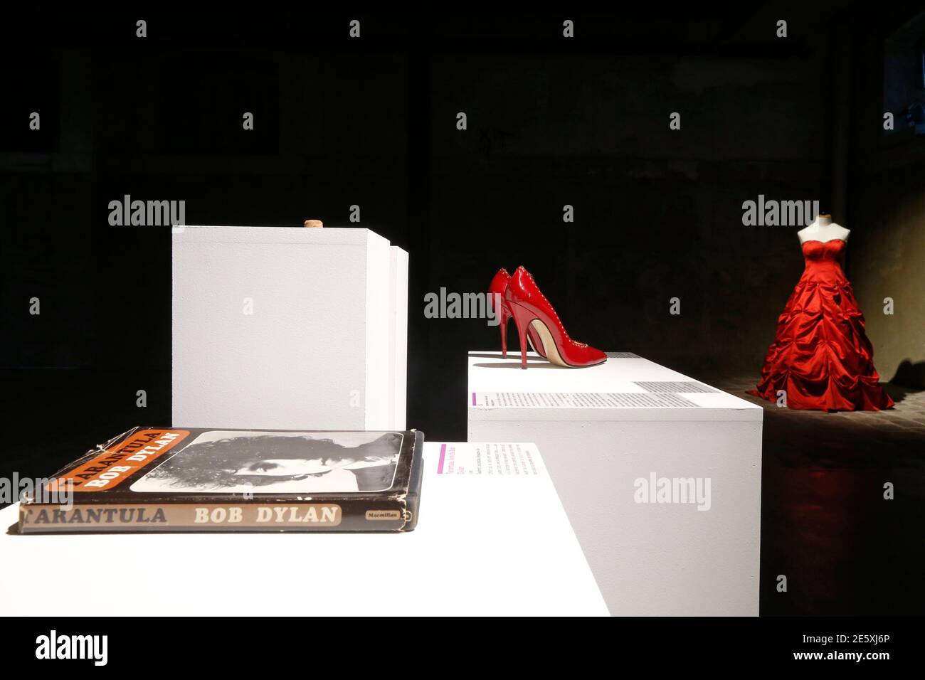 Artículos incluyendo un libro de poesía de Bob Dylan, tacones altos rojos y  un vestido de boda se exhiben en el Museo de Relaciones rotas instalado en  la sala de exposiciones Centquatre