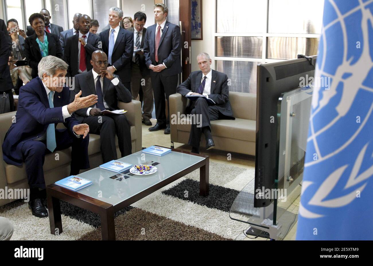El Secretario de Estado de los Estados Unidos, John Kerry (L), habla con los refugiados en el campamento de Dadaab a través de Skype en las oficinas del Alto Comisionado de las Naciones Unidas para los Refugiados (ACNUR) en Nairobi, Kenia, el 4 de mayo de 2015. Kerry y el presidente de Kenia, Uhuru Kenyatta, discutieron el lunes maneras de contrarrestar la amenaza del grupo militante al Shabaab que mató a 148 personas en una universidad de Kenia el mes pasado. Con él está Raouf Mazou (C), Representante del ACNUR en el país, y Robert Godec (R), el Embajador de los Estados Unidos en Kenia. REUTERS/Thomas Mukoya Foto de stock