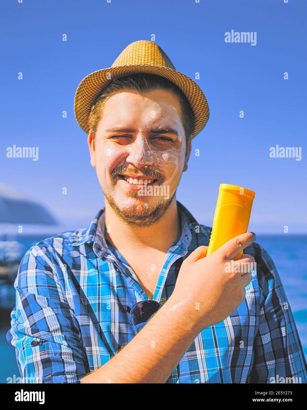 Handsome man putting sun tan fotografías e imágenes de alta resolución -  Alamy