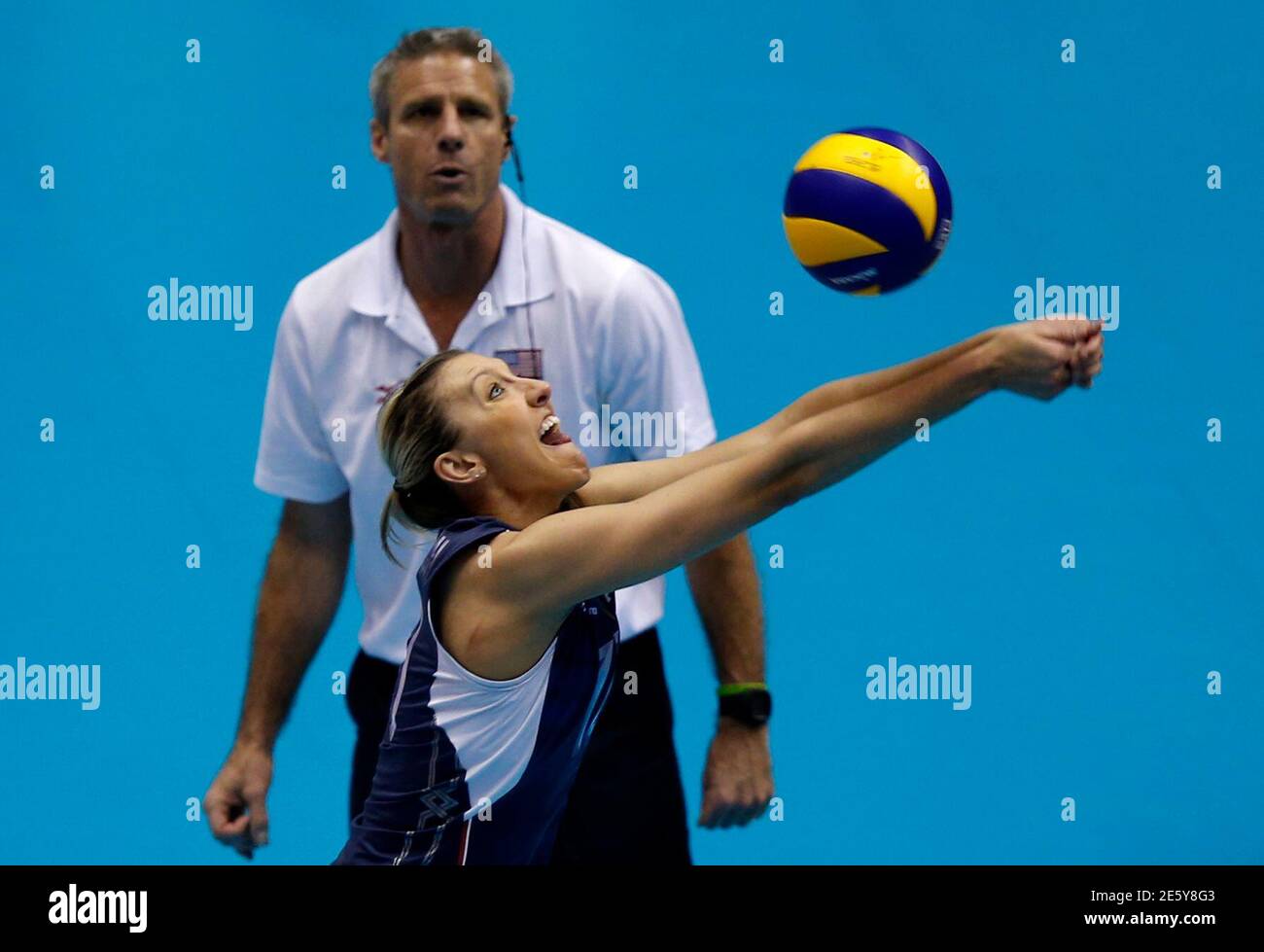 Grupo Plano patata Jordan Quinn Larson Burbach of the U.S. receives the ball to save a point  against Dominican Republic in front of her team coach Karch Kiraly during  their FIVB Women's Volleyball Grand Champions