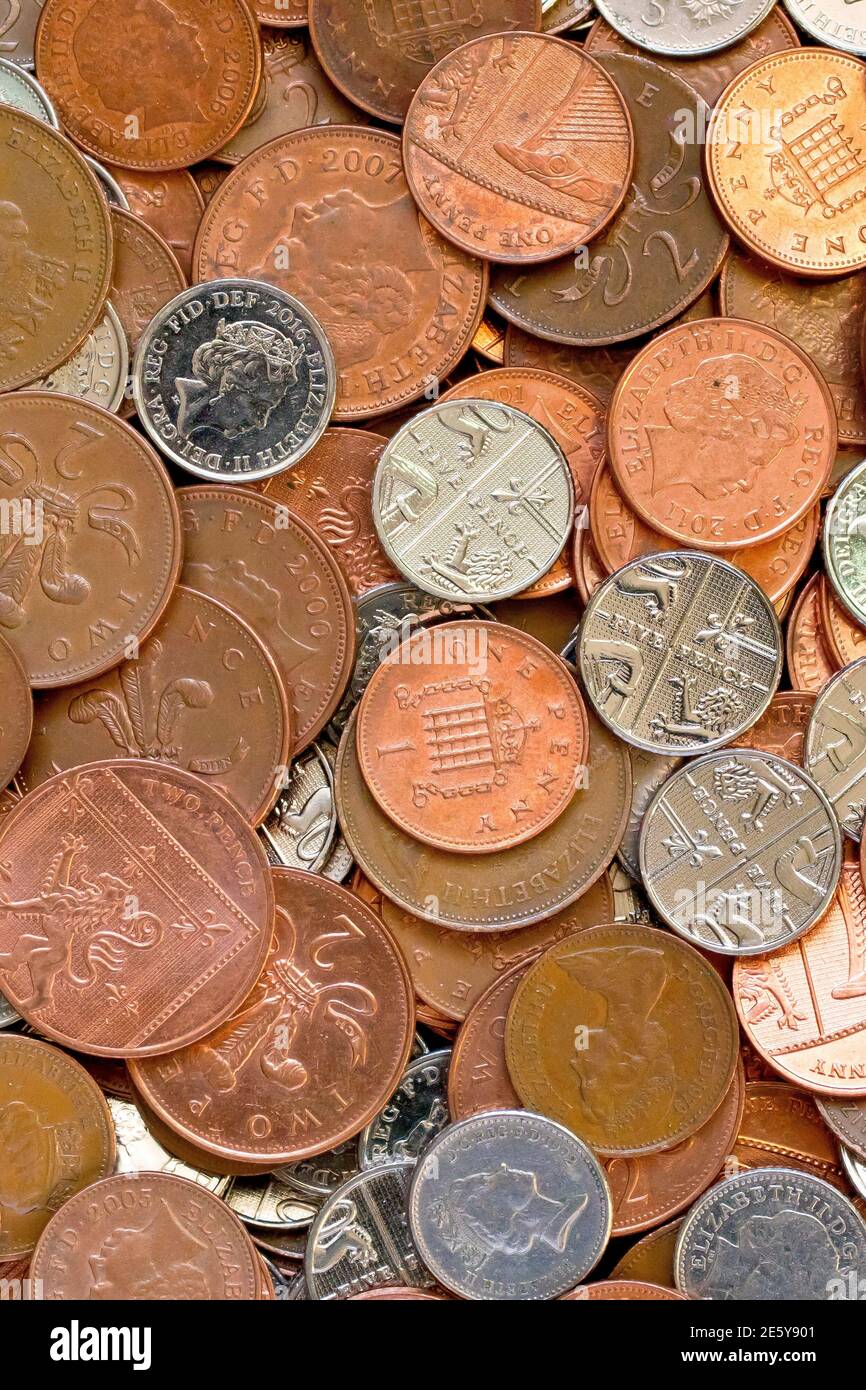 Primer plano de una colección de monedas decimales de baja denominación del Reino Unido, a saber, centavos, dos vallas y cinco vallas. Foto de stock