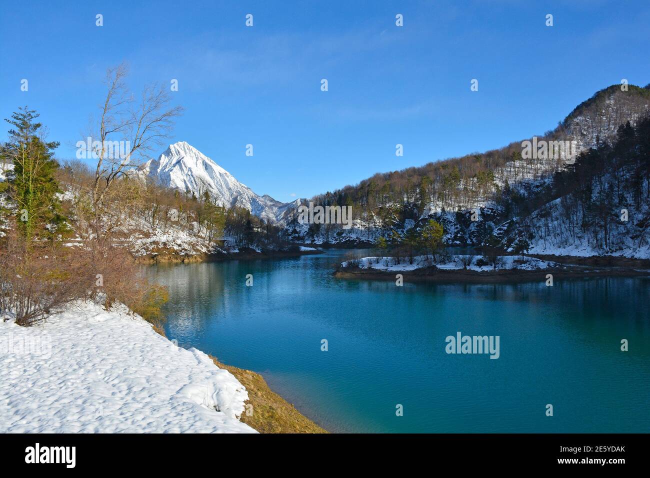 Invierno en el Lago Verzegnis o Lago di Verzegnis, un lago artificial en Carnia, provincia de Udine, Friuli-Venecia Julia, al noreste de Italia Foto de stock