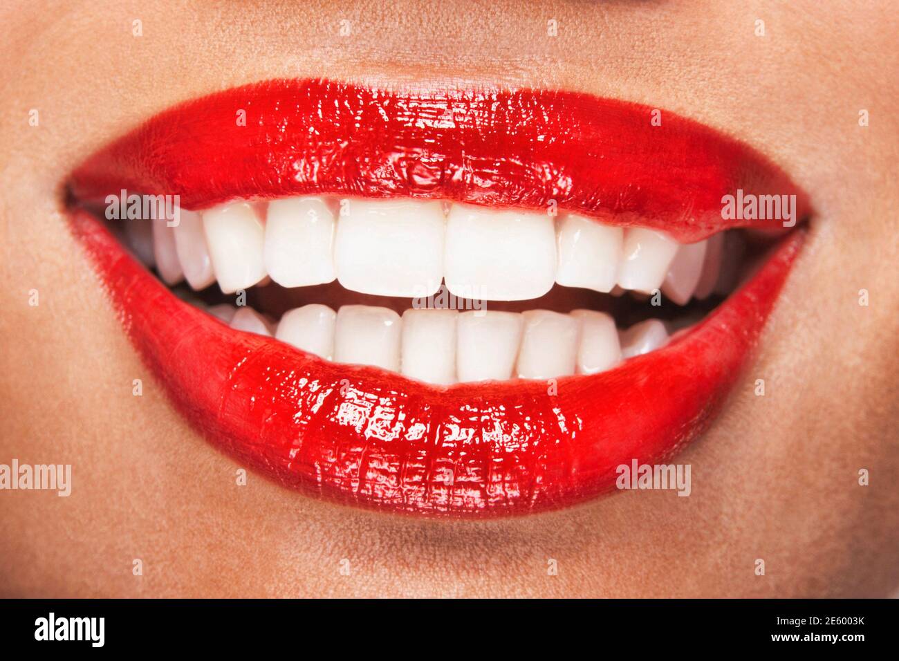 Primer plano de labios rojos sexy de la mujer Foto de stock