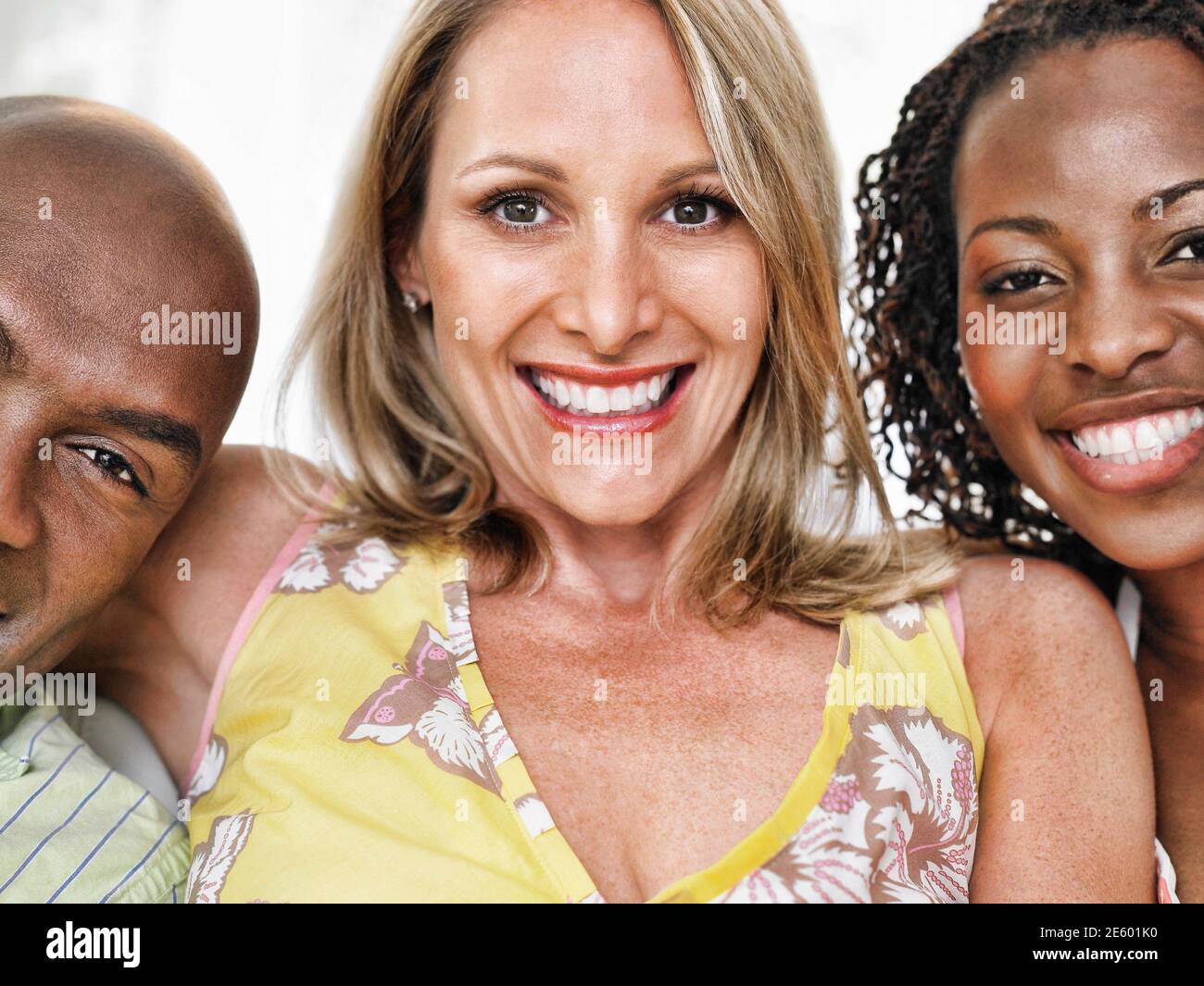 Retrato de tres alegres amigos multiétnicos Foto de stock