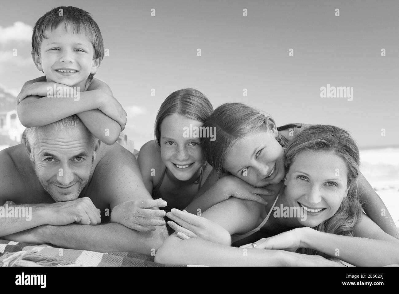 Foto en blanco y negro de la familia feliz acostada en el playa Fotografía  de stock - Alamy