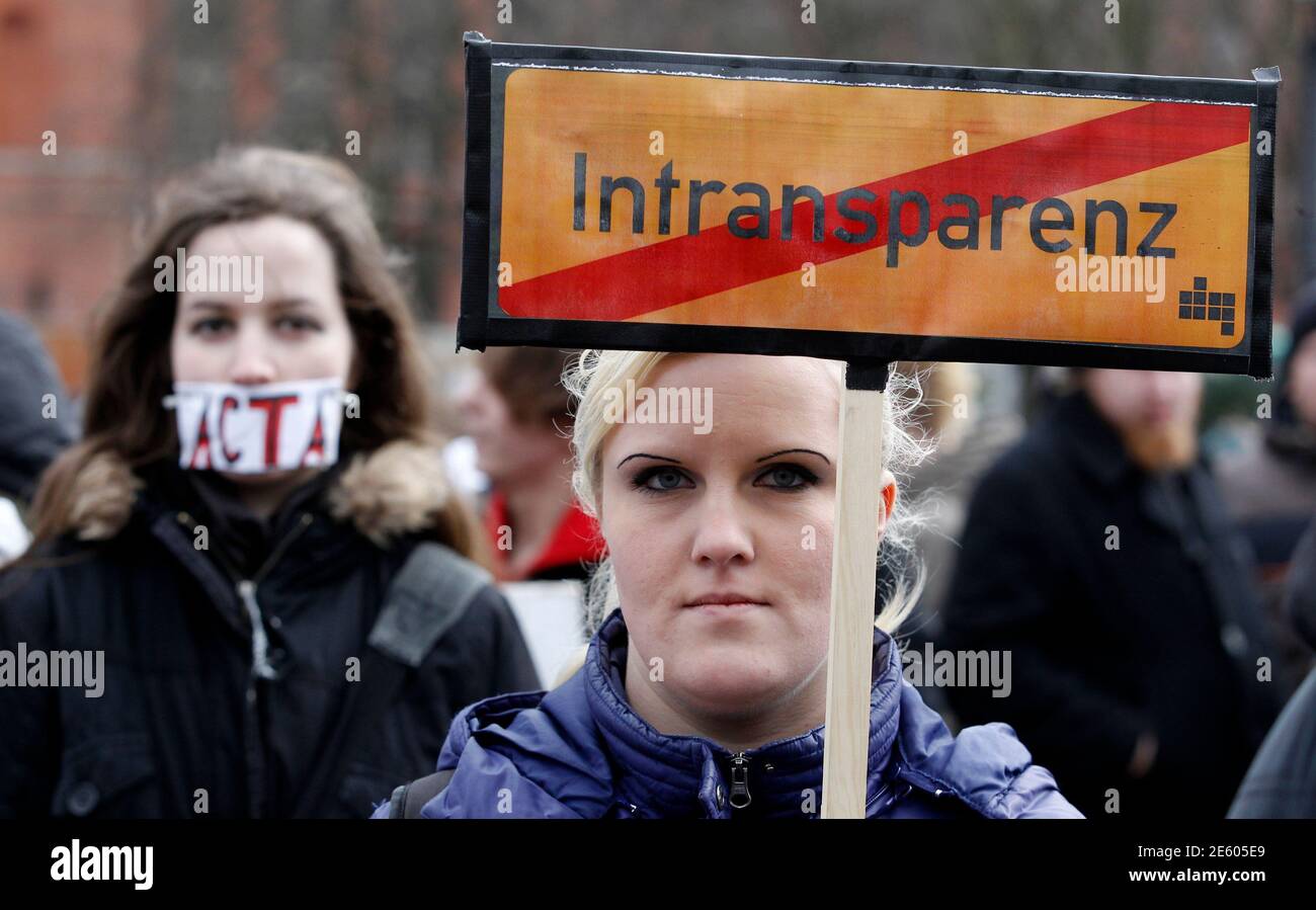 Protestors participate in a demonstration against the Anti-Counterfeiting Trade Agreement (ACTA) in Berlin February 25, 2012. Protesters fear that ACTA, which aims to cut trademark theft and other online piracy, will curtail freedom of expression, curb their freedom to download movies and music for free and encourage Internet surveillance. The banner reads: 'Non-transparency'. REUTERS/Tobias Schwarz (GERMANY - Tags: POLITICS) Foto de stock