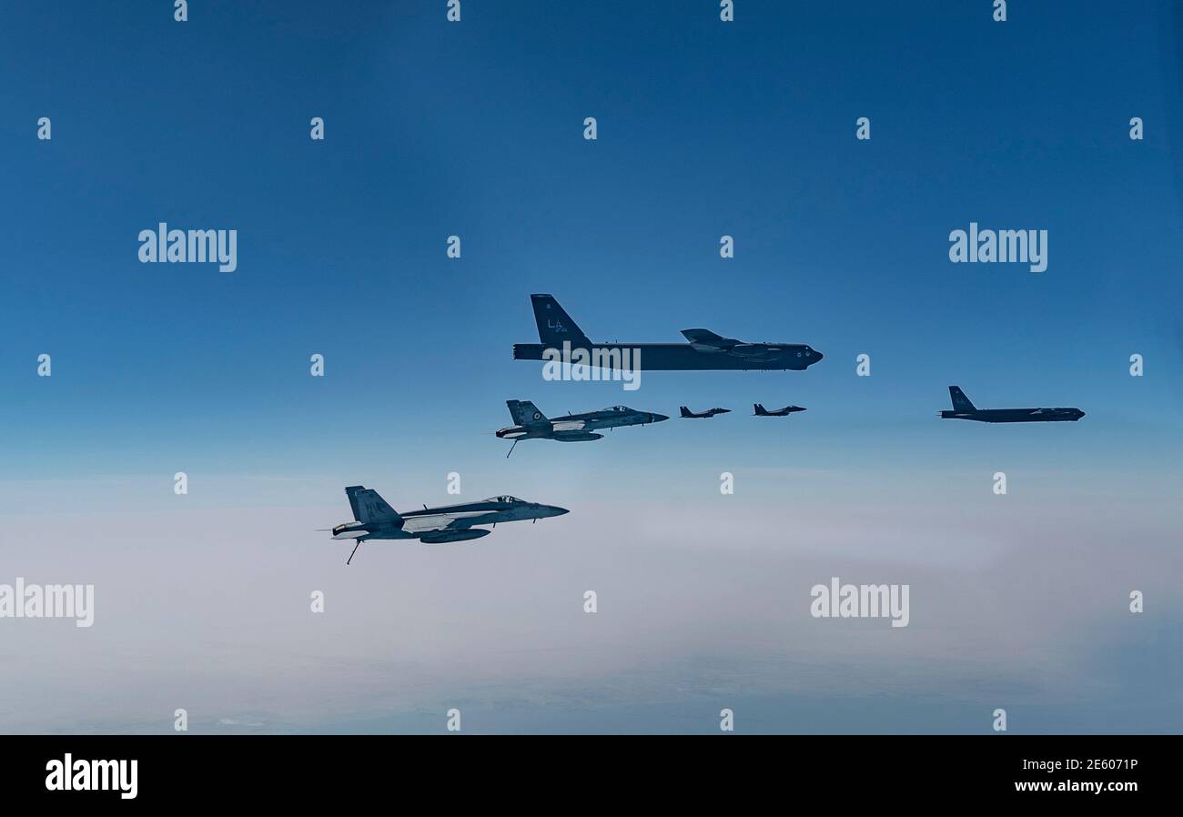 Golfo Pérsico, Arabia Saudita. 27 de enero de 2021. Un bombardero estratégico de la Fuerza Aérea B-52 Stratoffortress del 2do ala de la bomba vuela acompañado por aviones de combate de la Fuerza Aérea Real y de los EE.UU. F-15 Strike Eagle durante un despliegue de corta duración en el Oriente Medio 27 de enero de 202 sobre el Golfo Pérsico. Crédito: Planetpix/Alamy Live News Foto de stock