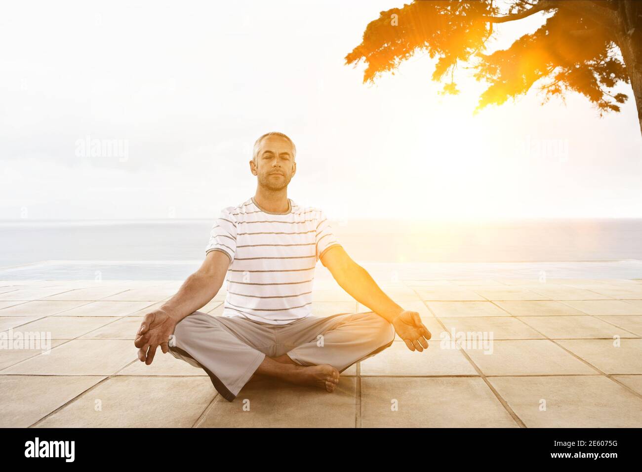 Foto del hombre haciendo yoga durante el cierre Foto de stock