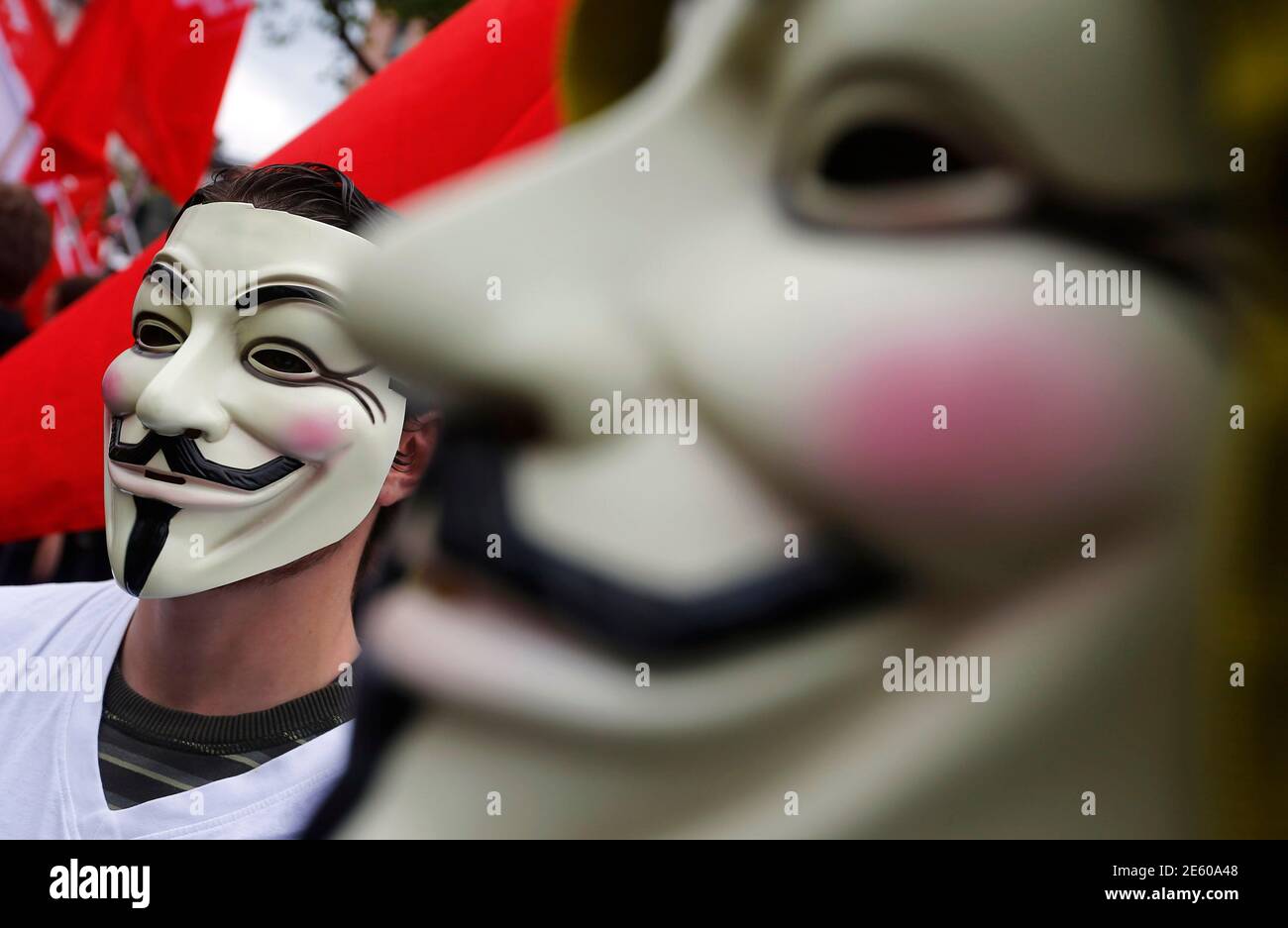 Protestors wearing Guy Fawkes masks wait for the anti-capitalism "Blockupy" demonstration to begin in Frankfurt June 1, 2013. Thousands of demonstrators from the anti-capitalist Blockupy movement cut off access to the European Central Bank in Frankfurt to protest against policymakers' handling of Europe's debt crisis. REUTERS/Kai Pfaffenbach (GERMANY - Tags: CIVIL UNREST BUSINESS POLITICS) Foto de stock