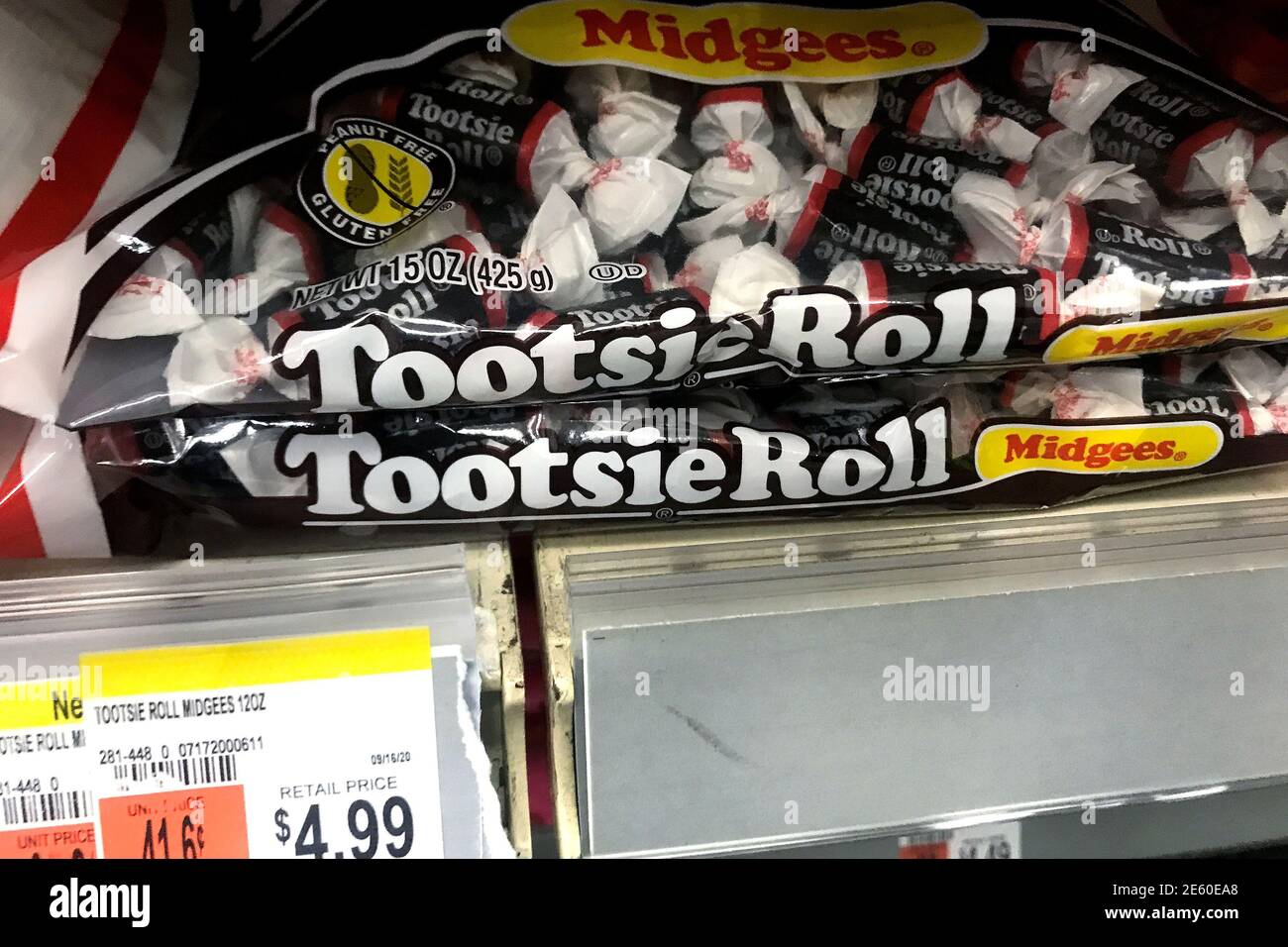 Un paquete Tootsie Roll se muestra en el distrito de Manhattan de la ciudad de Nueva York, Nueva York, EE.UU., 28 de enero de 2021. REUTERS/Carlo Allegri Foto de stock