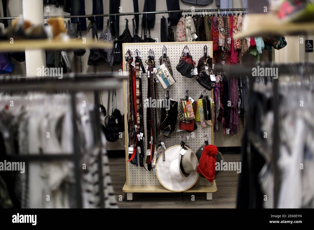 Ropa usada y accesorios se ven en Crossroads Trading Company, que compra y vende  ropa usada, en San Francisco, California, 26 de mayo de 2015. Para los  Millennials – los aproximadamente 77