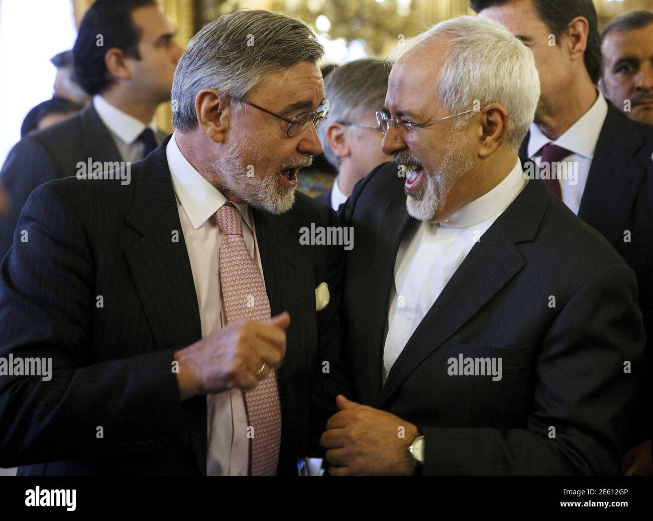 El ministro de Asuntos Exteriores de Irán, Mohammad Javad Zarif (R), se ríe  junto al ex embajador español en Irán, Leopoldo Stampa, después de un desayuno  informal en Madrid, el 14 de