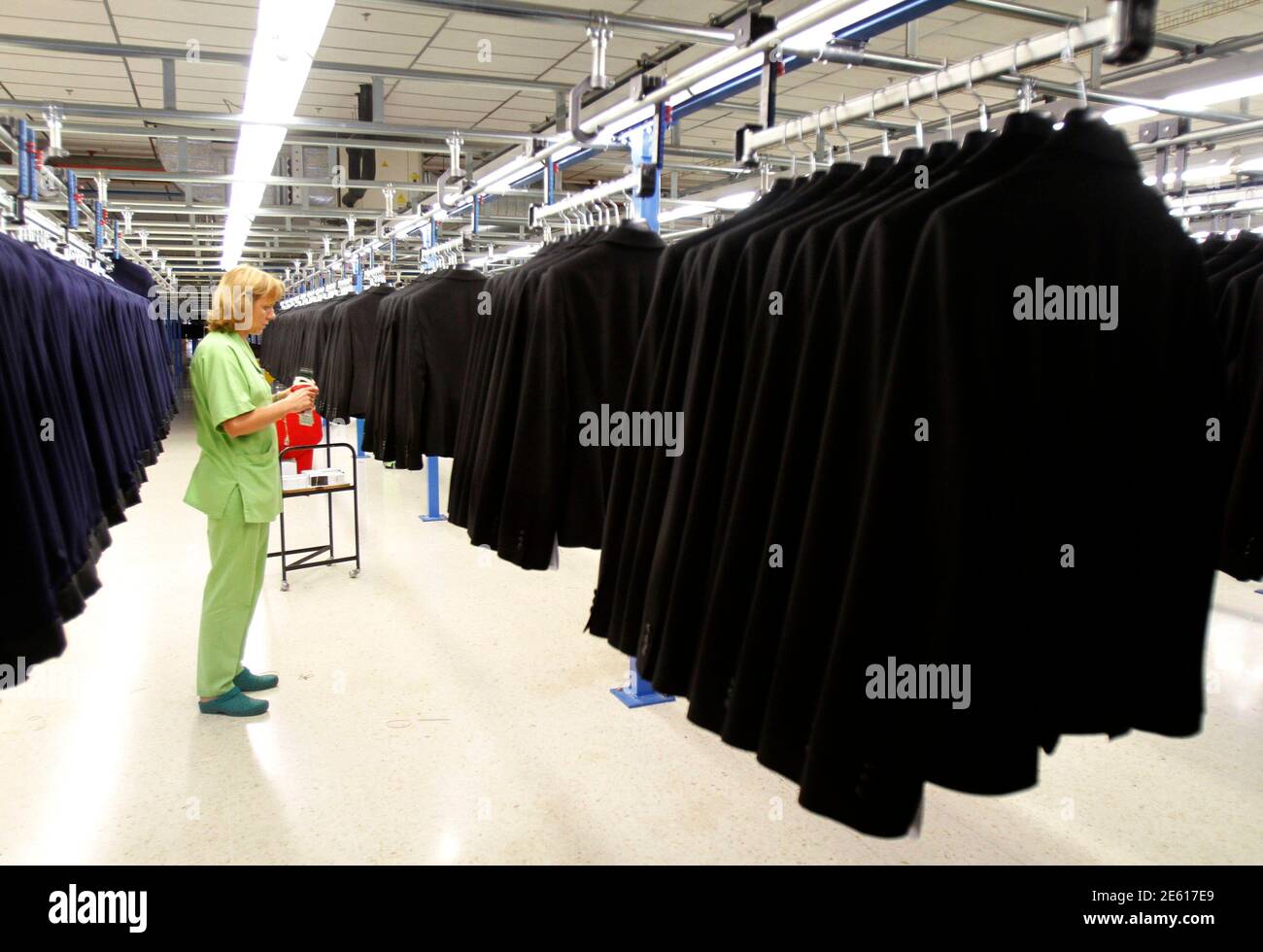 Una mujer trabaja en la fábrica de Zara en la sede del grupo Inditex en  Arteixo, norte de España, el 15 de julio de 2011. Amancio Ortego, el hombre  más rico de