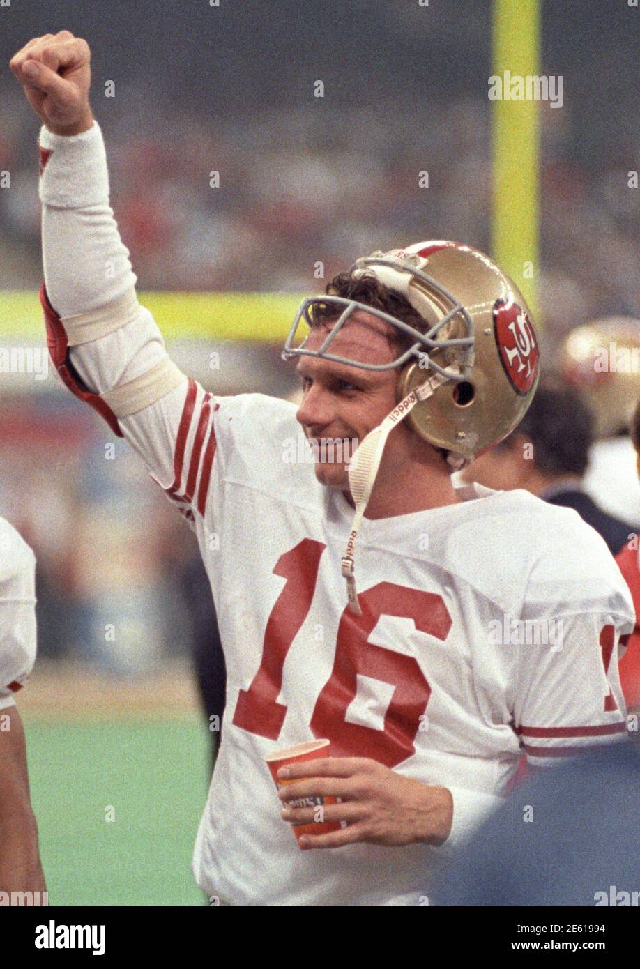 San Francisco 49ers quarterback Joe Montana celebra a finales del cuarto del Superbowl como la victoria fue asegurada para los 49ers sobre los Denver Broncos en Nueva Orleans 29 de enero de 1990. Los juegos terminaron con los 49ers ganando 55 - 10. REUTERS/Rick Wilking (ESTADOS UNIDOS - Tags: DEPORTE) Foto de stock