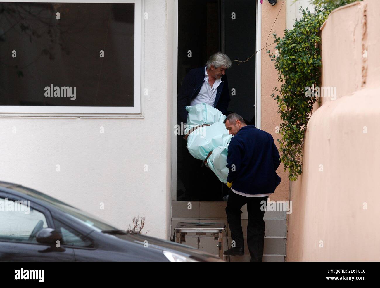 Los forenses quitan el cuerpo de un hombre que fue baleado en un intento de robo por jóvenes en un restaurante en el noveno distrito en Marsella el 26 de noviembre de 2012. REUTERS/Philippe Laurenson (FRANCIA - Tags: DERECHO DEL CRIMEN) Foto de stock