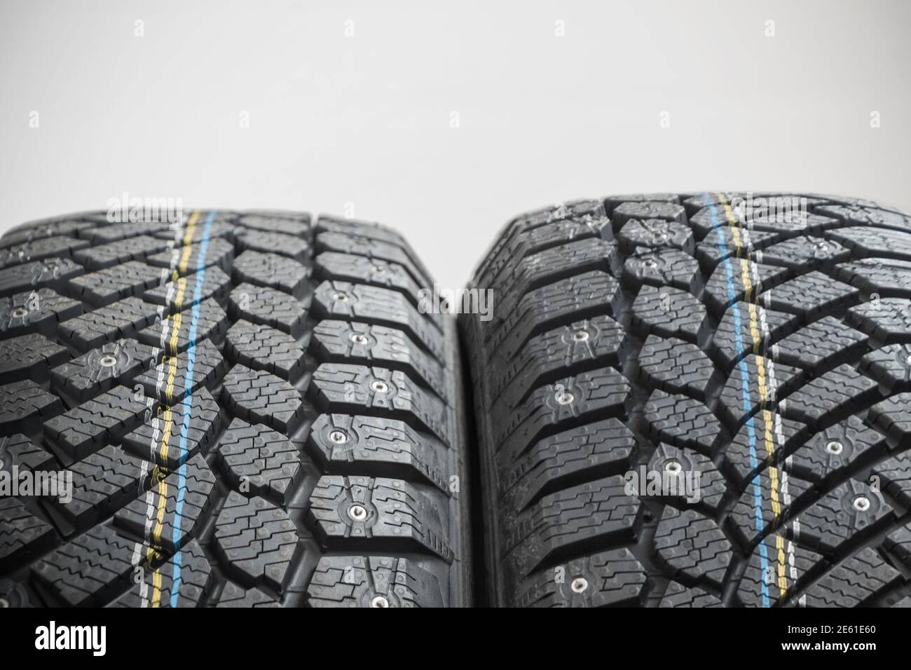 Dos neumáticos de invierno con picos de nieve, closeup Foto de stock
