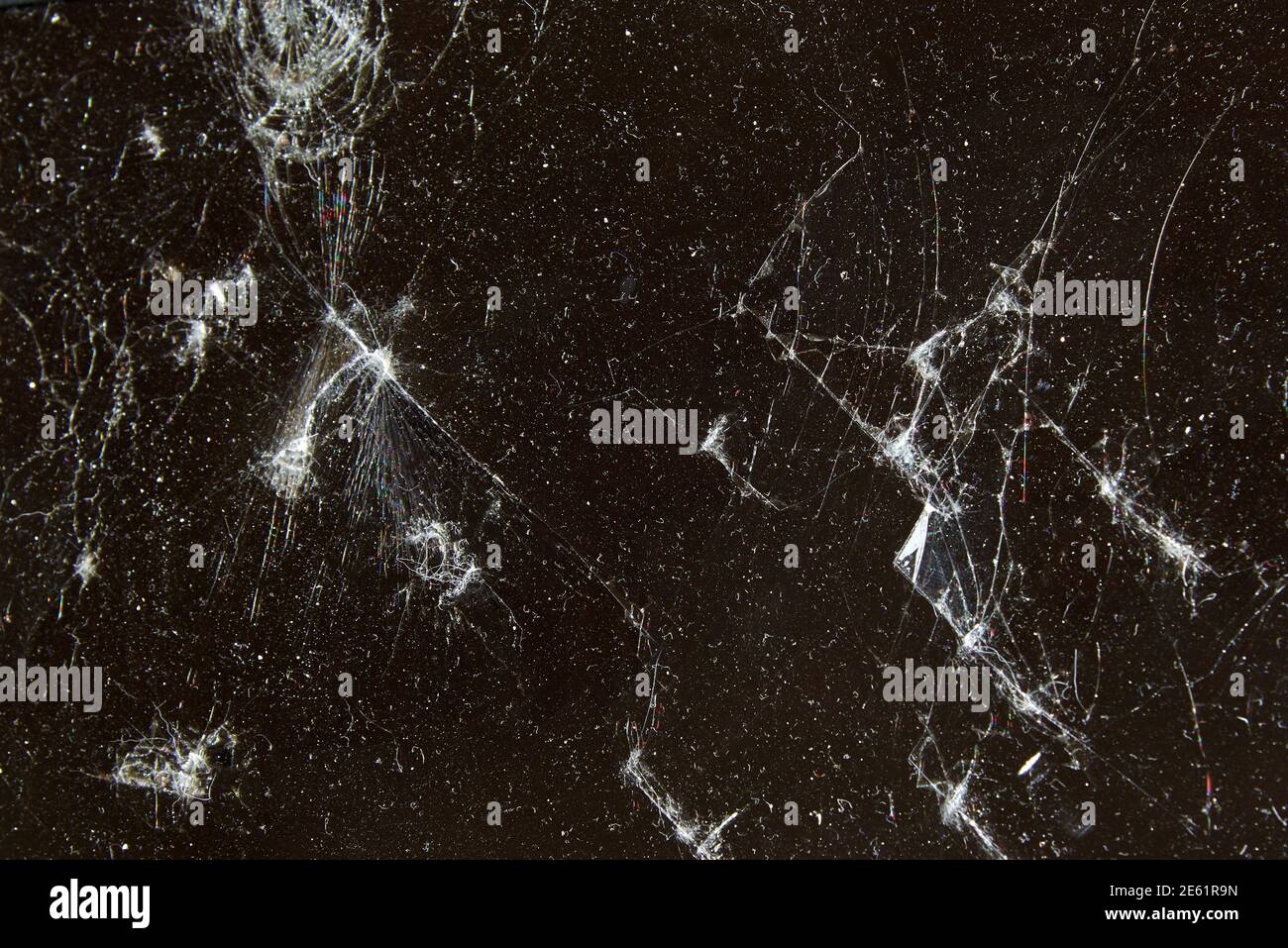 Pantalla negra rota del portátil con profundas grietas, fondo creativo  Fotografía de stock - Alamy