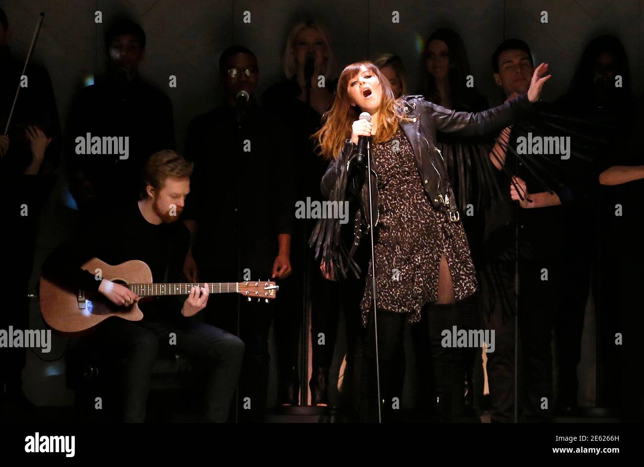 Singer and songwriter Clare Maguire performs during the Burberry Prorsum  Autumn/Winter 2015 collection presentation during London Fashion Week  February 23, 2015. REUTERS/Suzanne Plunkett (BRITAIN - Tags: FASHION  ENTERTAINMENT Fotografía de stock - Alamy