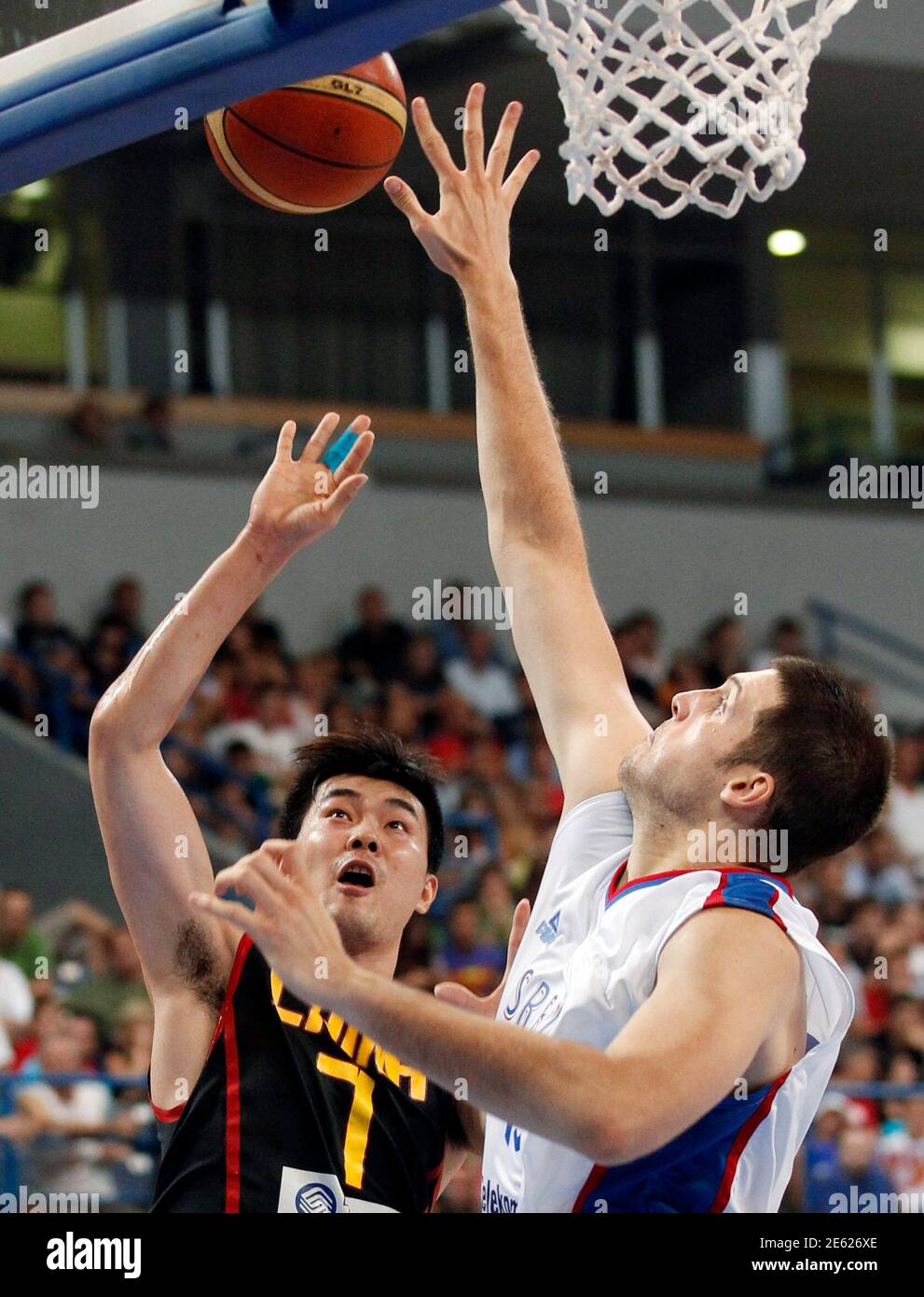 Wang Shifeng (L) de China sube hasta el marcador contra Kosta Perovic de  Serbia durante su amistoso juego de baloncesto como parte de los  preparativos para el Campeonato Mundial de Baloncesto de