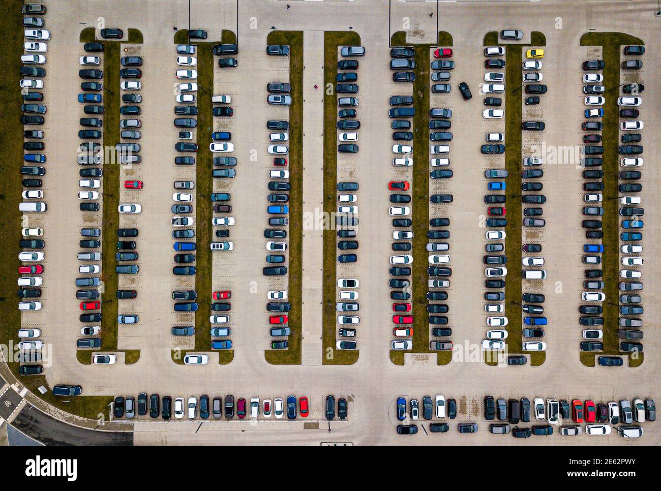 Grafisches Luftbild eines großen, Vollen Parkplatzes. Vista aérea de un gran lote de parkig abarrotado. Foto de stock
