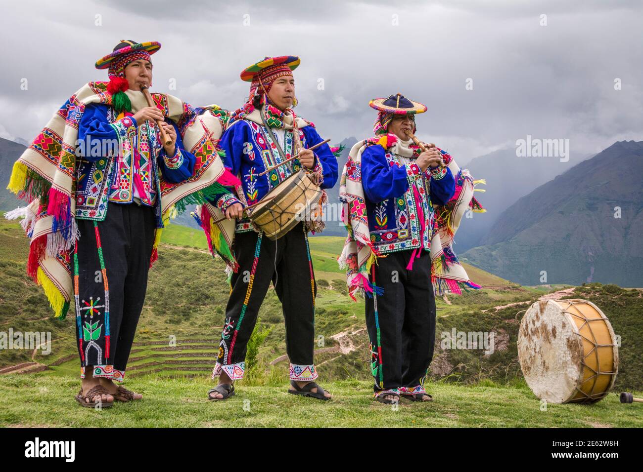 Quechuas en vestimentas tradicionales con instrumentos musicales en el rendimiento en el Parador de Moray, Valle Sagrado, Perú. Foto de stock