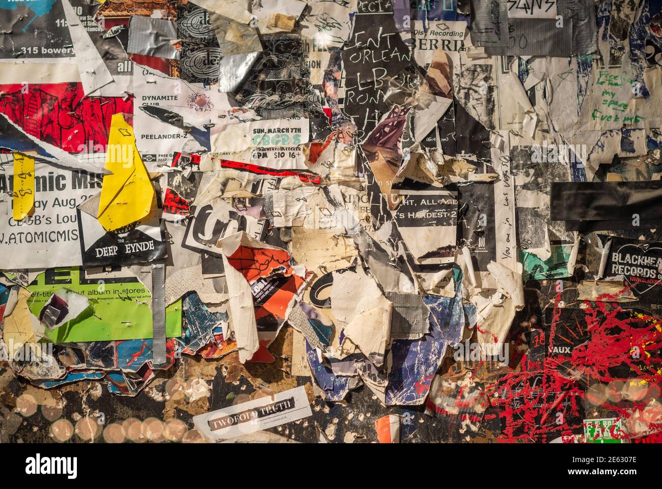 Antecedentes grunge con viejos carteles rasgados Foto de stock