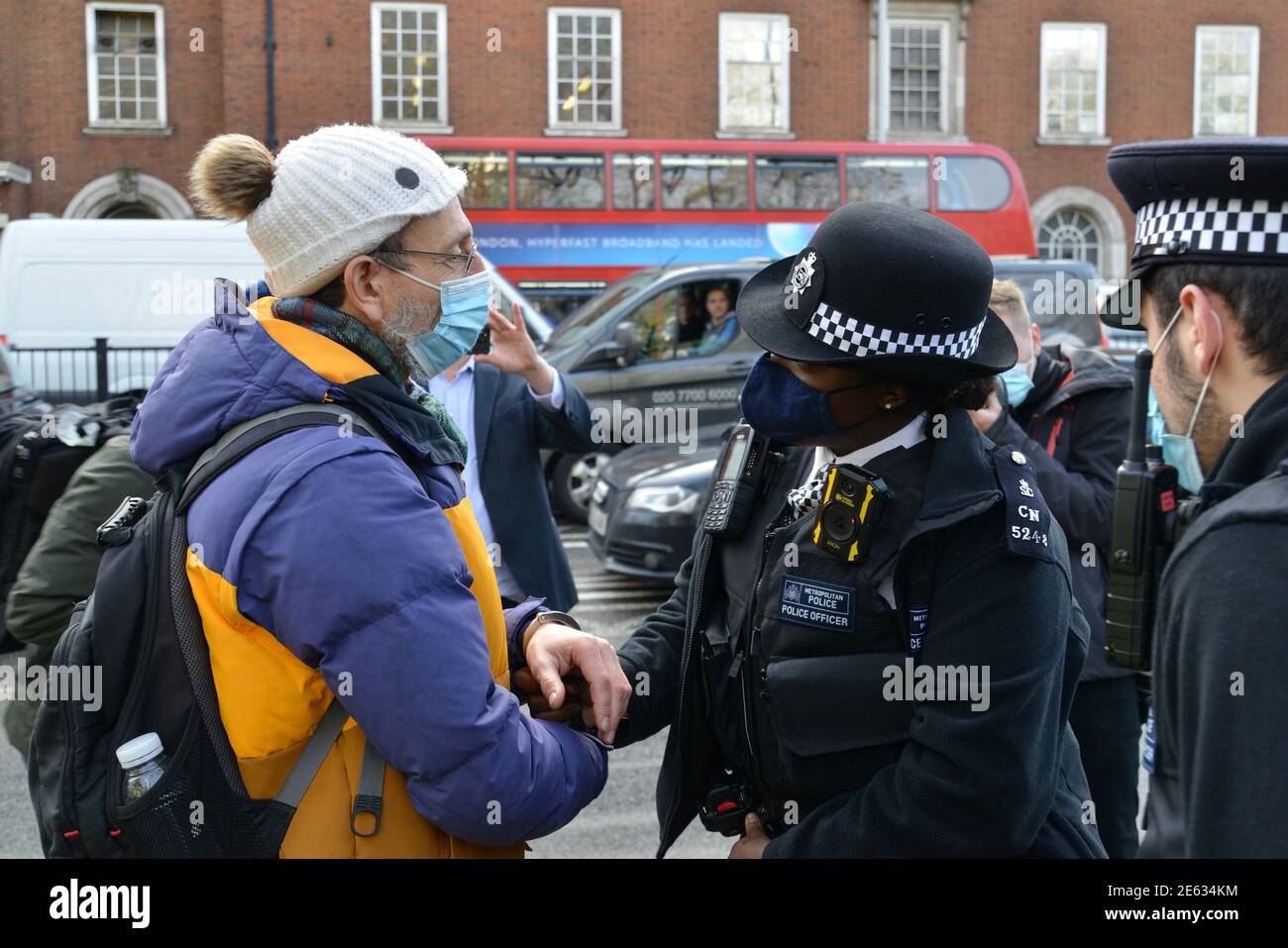 Un manifestante de la rebelión de StopHS2 es arrestado y esposado por la policía durante la manifestación.High Speed 2 (HS2) es un ferrocarril de alta velocidad previsto en el Reino Unido, con su primera fase en construcción. Activistas climáticos, y manifestantes anti-HS2 (en su mayoría de los activistas de extinción Rebelión y “Stop HS2”) establecieron un campamento en Euston Square cerca de Euston Station, han construido casas de árboles y han ocupado túneles bajo los jardines de Euston Square para protestar contra el ferrocarril de alta velocidad. (Foto de Thomas Krych / SOPA Images/Sipa USA) Foto de stock