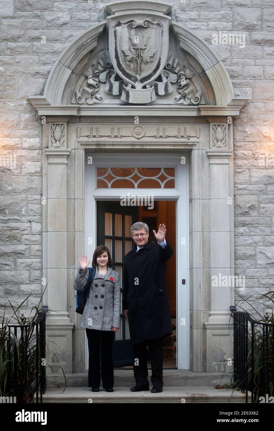 El primer ministro de Canadá, Stephen Harper (R), y Melanie Renn, ganadora del concurso 'trabajo de resma' de Learning Partnership, se marchan de 24 Sussex Drive, residencia oficial de Harper, en Ottawa el 3 de noviembre de 2010. REUTERS/Chris Wattie (CANADÁ - Tags: POLÍTICA) Foto de stock