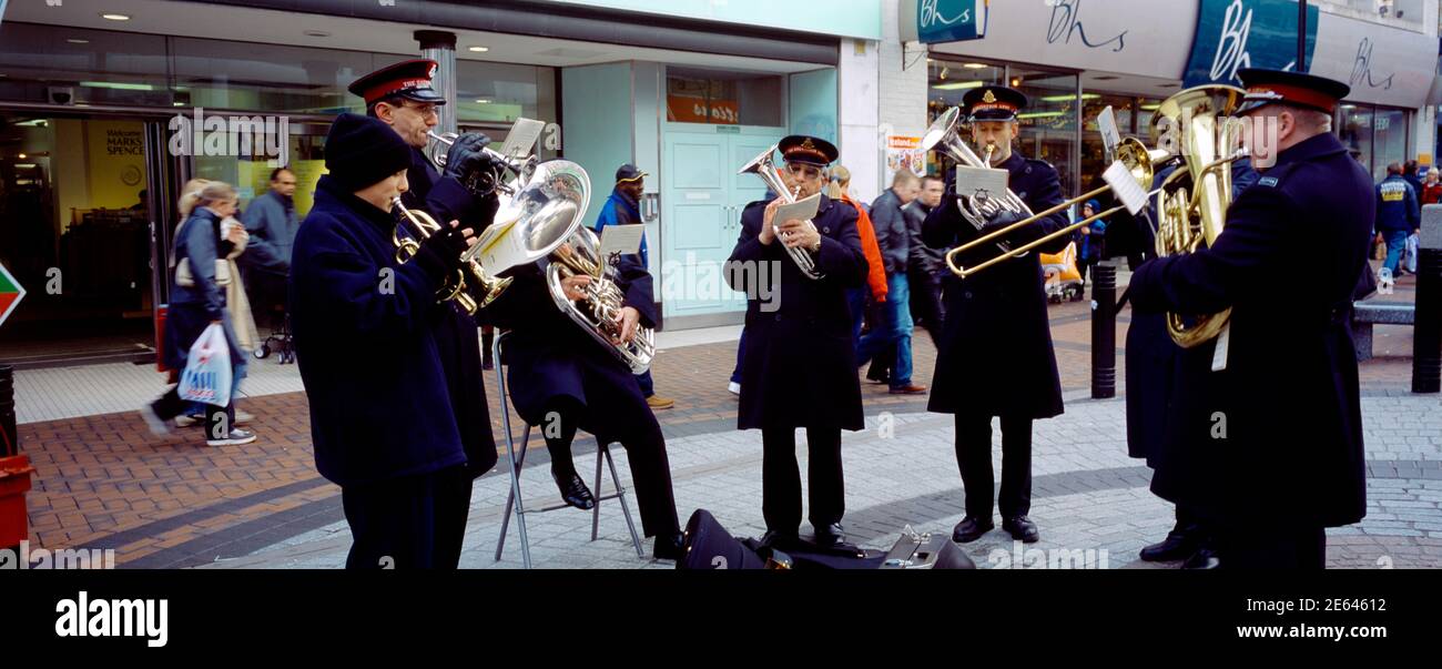 Salvation Army Brass Band jugando a los villancicos de Navidad en High Street Sutton Surrey