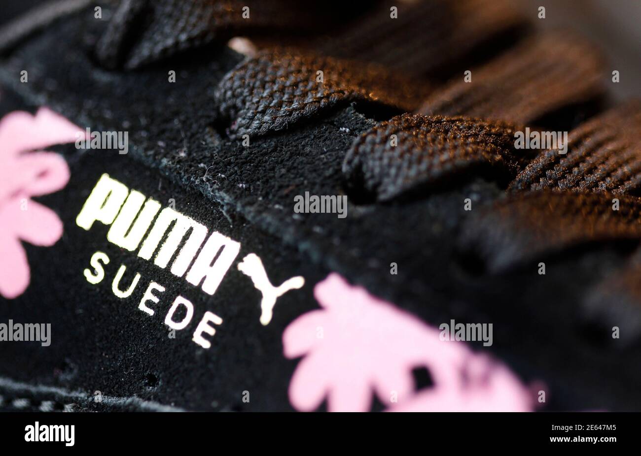 El logo de la firma alemana de artículos deportivos Puma se ve en un zapato  después de la conferencia anual de prensa de la compañía en Herzogenaurach  el 20 de febrero de