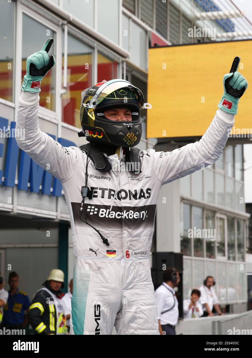 El piloto de Fórmula uno de Mercedes Nico Rosberg de Alemania celebra ganar  el Gran Premio de F1 de Alemania en el circuito de carreras de Hockenheim  el 20 de julio de