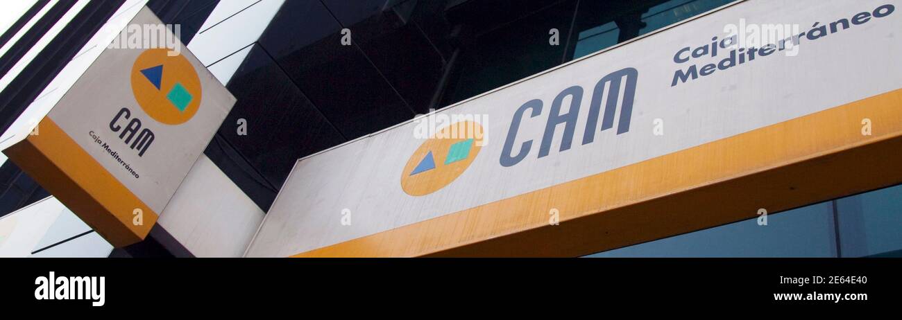 El logo del banco español Caja Mediterraneo (CAM) se ve en una sucursal en  Madrid el 31 de marzo de 2011. CAM está buscando fondos estatales después  de que una fusión planificada