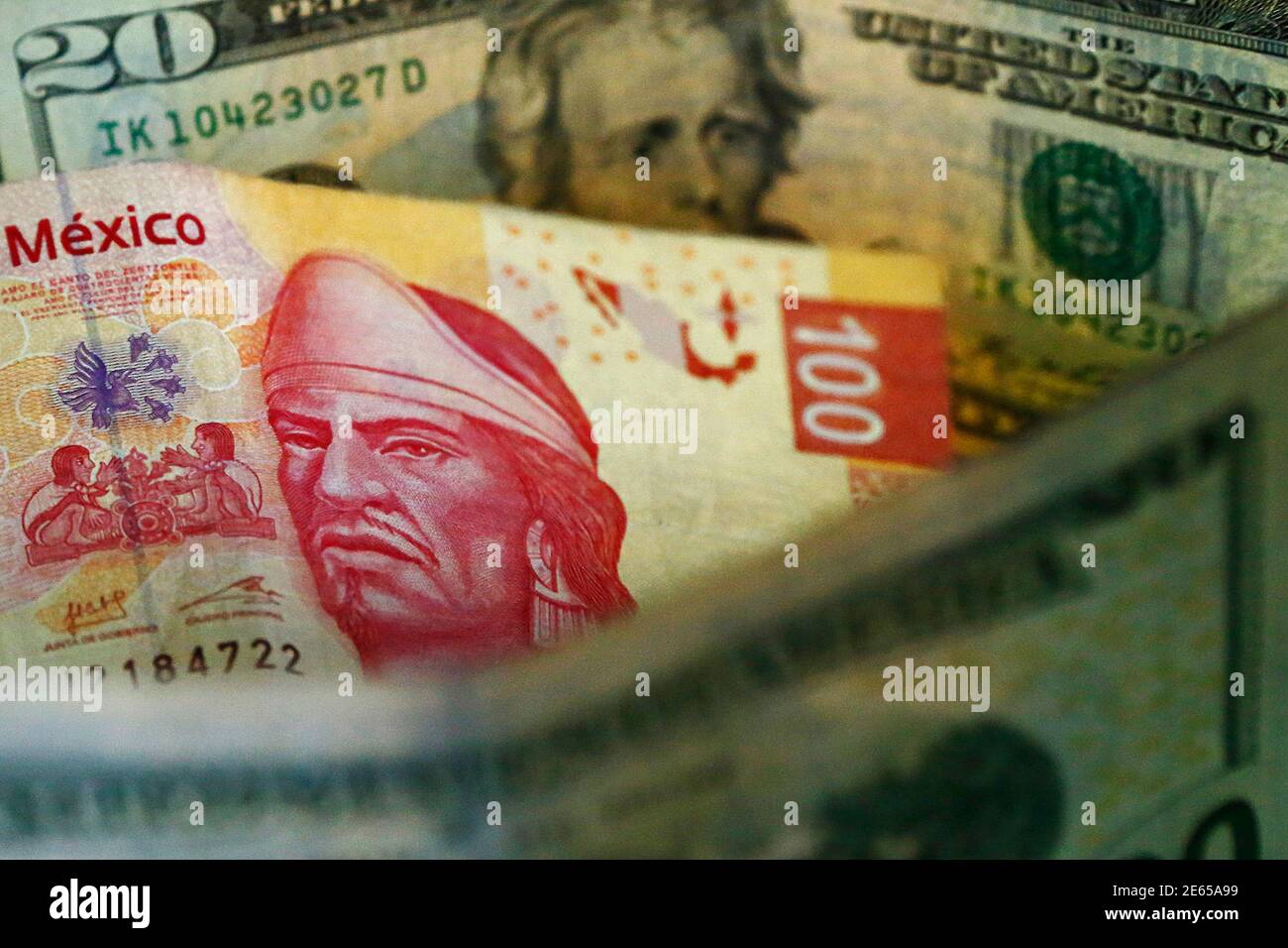 Una ilustración muestra billetes en pesos mexicanos y dólares  estadounidenses en la Ciudad de México 10 de marzo de 2015. México avanzó  el miércoles para frenar una caída del peso hasta mínimos