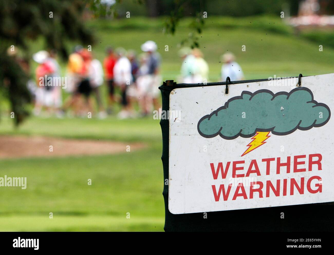 Los aficionados evacuan el campo durante un retraso del tiempo después de que un rayo fuera visto en el área en la primera ronda del torneo de golf abierto de las mujeres de los EE.UU. En el Broadmoor en Colorado Springs, Colorado 7 de julio de 2011. REUTERS/Rick Wilking (ESTADOS UNIDOS - Tags: SPORT GOLF) Foto de stock