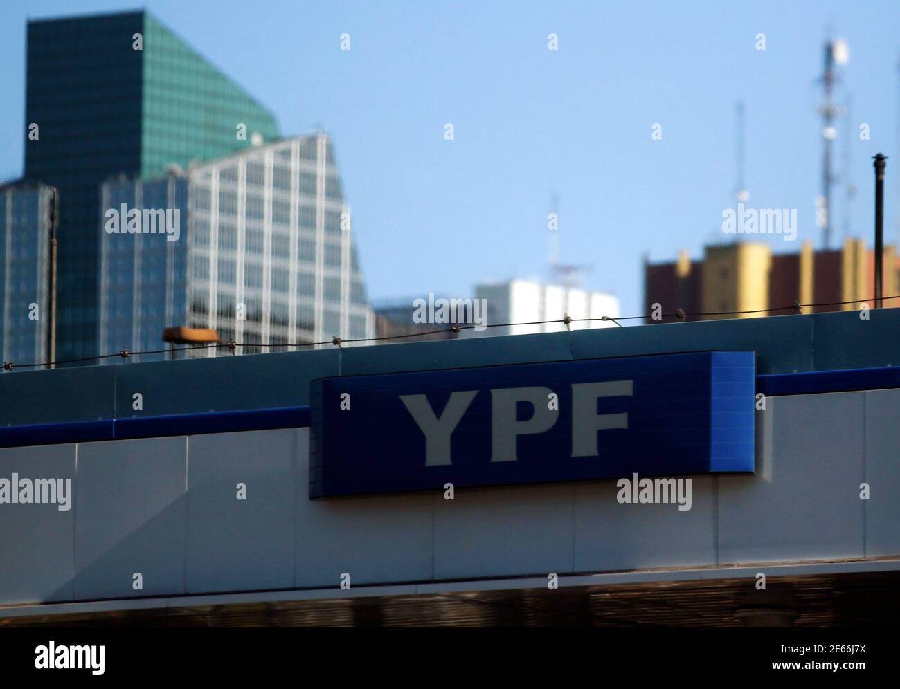 Un logo YPF, del grupo español de petróleo y gas Repsol-YPF, se ve fuera de  una gasolinera cerca del centro de Buenos Aires, el 12 de abril de 2012.  Las acciones de