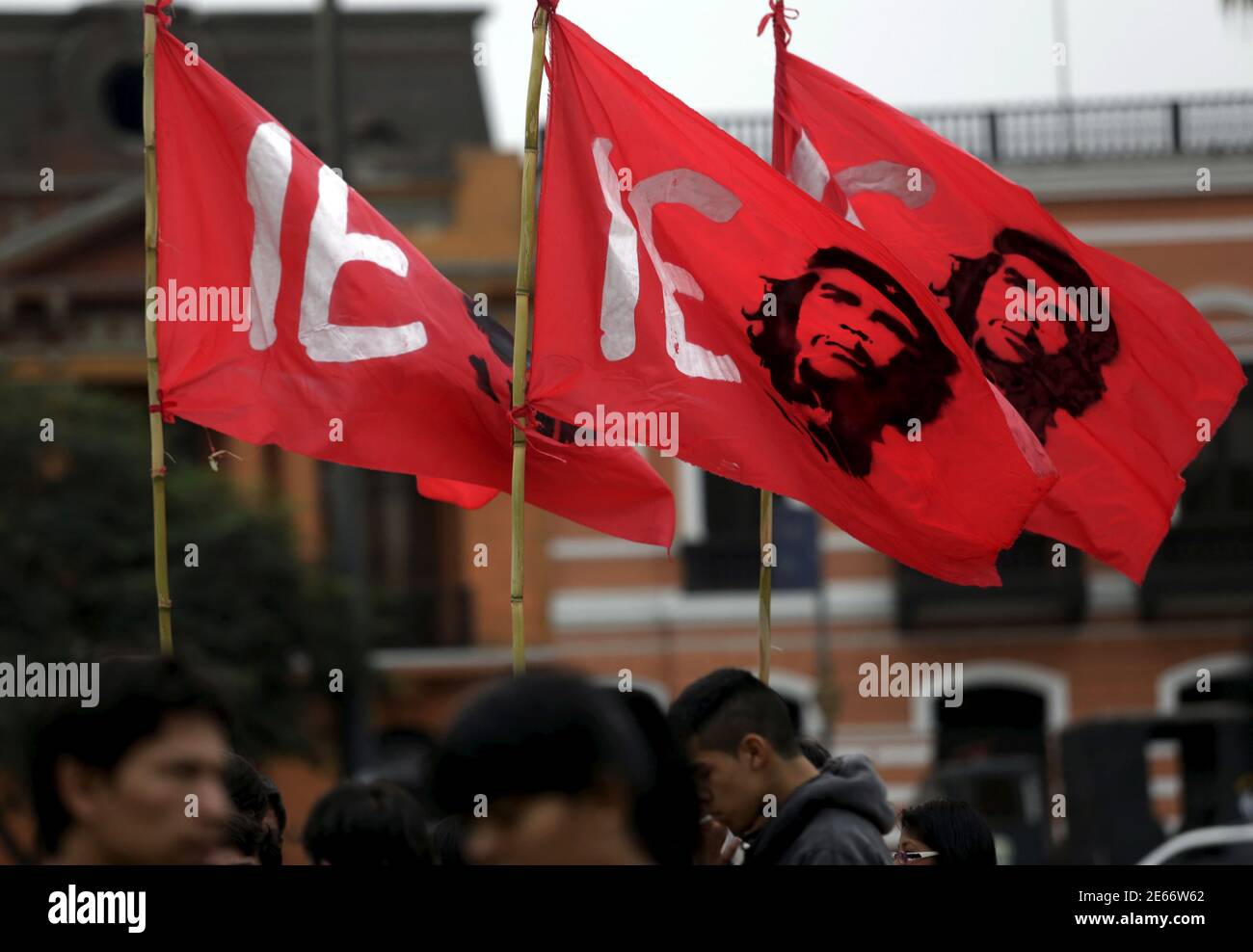 Manifestantes que ostentaban banderas con la imagen del Che Guevara marcharon durante una huelga nacional minera en Lima, 21 de mayo de 2015. Trabajadores sindicalizados en minas en Perú iniciaron una huelga indefinida el lunes en un intento de presionar al gobierno para que fortalezca las leyes laborales, dijo el jefe del sindicato nacional de trabajadores de minas. Las paradas de trabajo programadas en varias minas amenazan con frenar la producción mineral en Perú, el tercer productor mundial de cobre, plata y estaño y el séptimo mayor productor de oro. REUTERS/Mariana Bazo Foto de stock