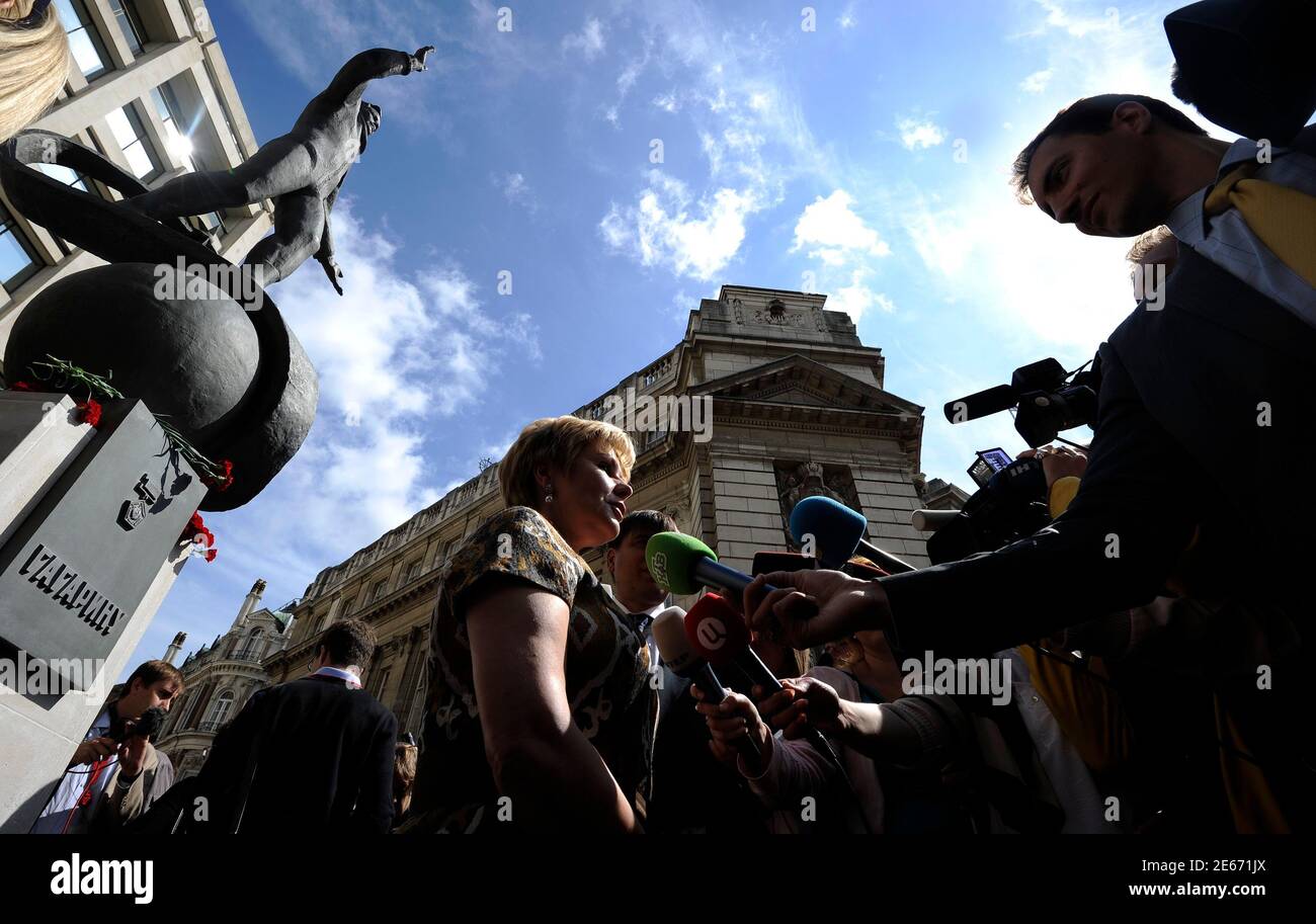 Elena Gagarina, the daughter of Yuri Gagarin, the first man in space, talks to the media after unveiling a statue of him outside the British Council headquarters in central London July 14, 2011 REUTERS/Paul Hackett (BRITAIN - Tags: SOCIETY POLITICS) Foto de stock