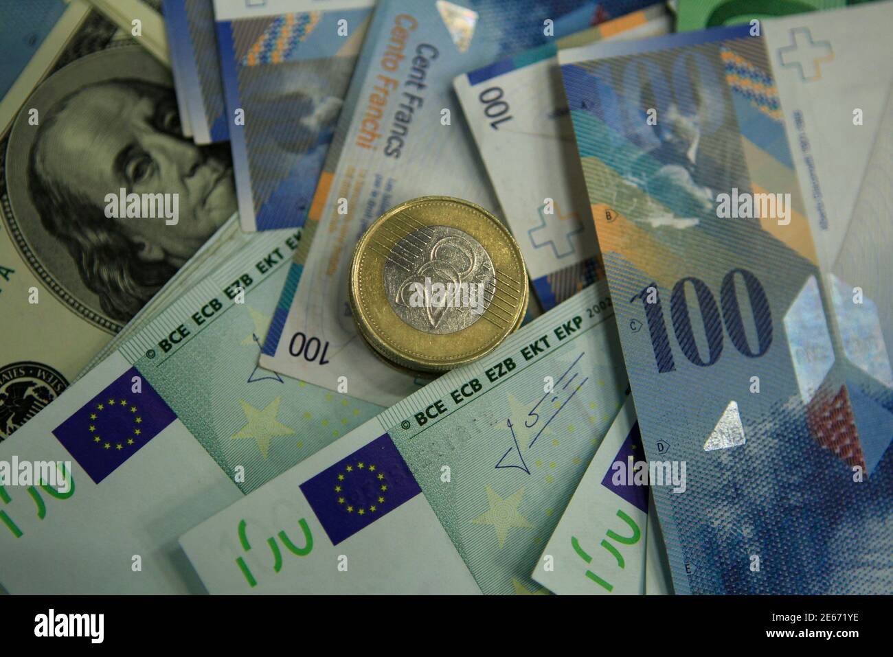 Una ilustración muestra una moneda Forint húngara de 200 en la parte superior de varios billetes en el banco OTP en Budapest, 23 de noviembre de 2011. REUTERS/Laszlo Balogh (HUNGRÍA - Tags: NEGOCIOS) Foto de stock
