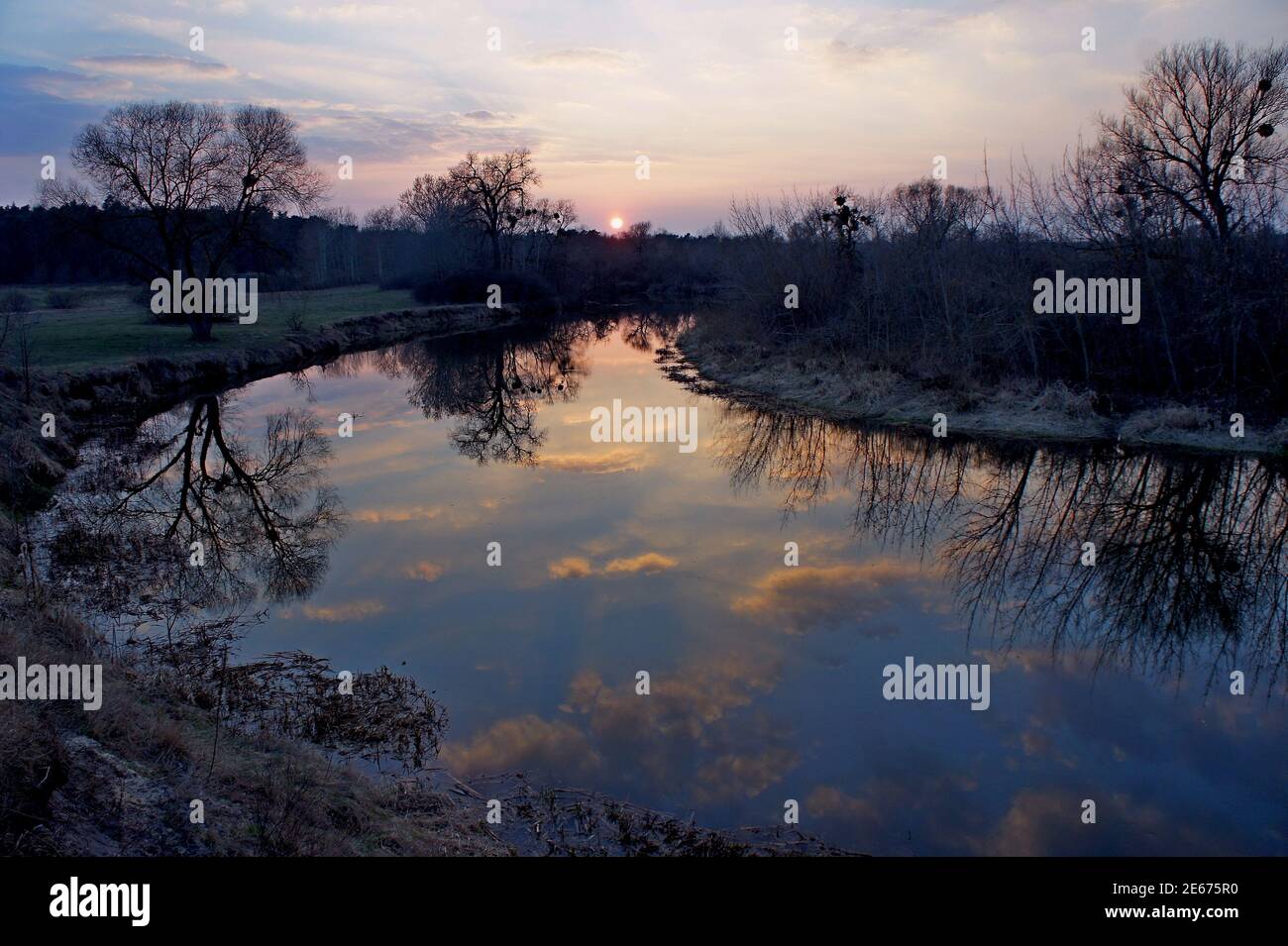 Increíble puesta de sol sobre el río con un espejo reflejo de las nubes en  el agua. Sobre el río Goryn, en Ucrania. Marzo Fotografía de stock - Alamy