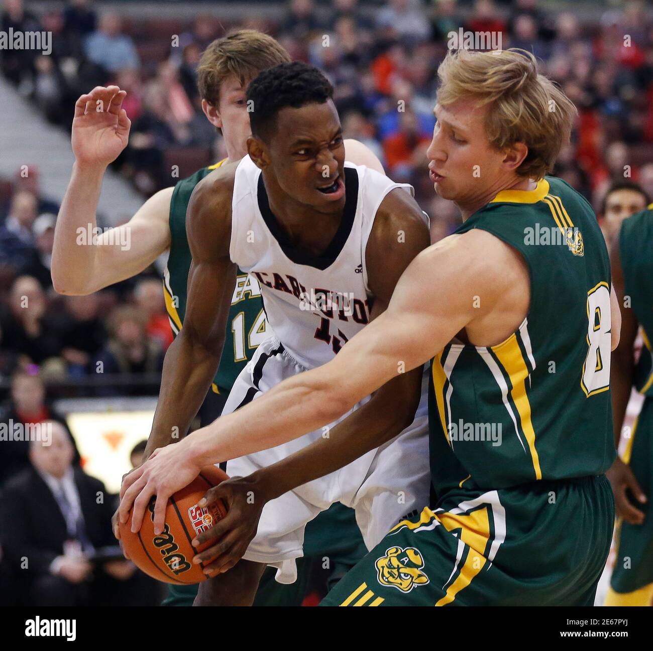 Jordan Baker (R) de la Universidad de Alberta Golden Bears protege a