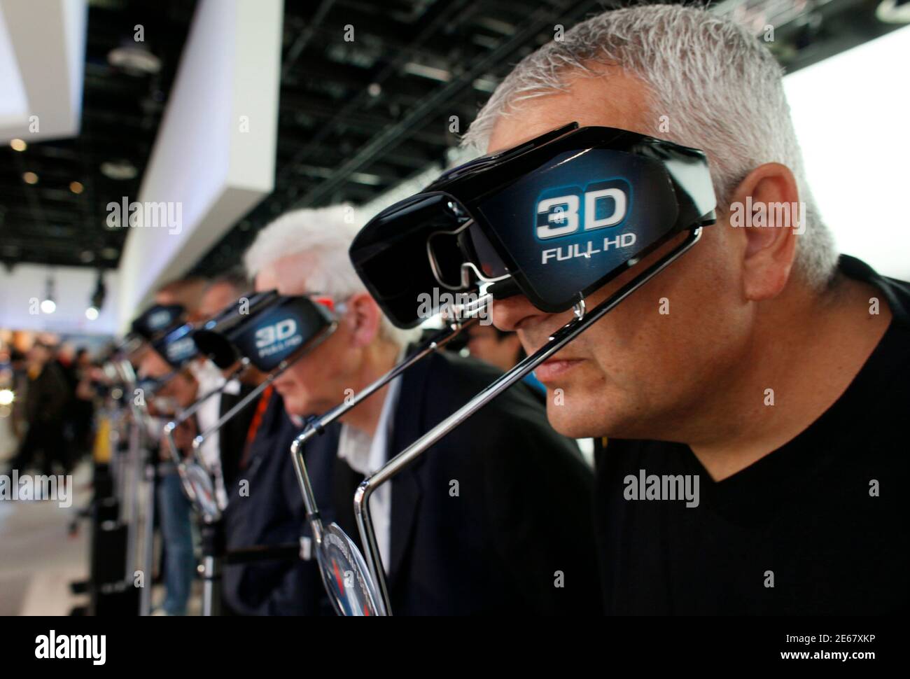 Los visitantes de Photokina miran a través de las gafas 3D en el stand de  la cámara japonesa Panasonic en el primer día de la feria más grande del  mundo para la