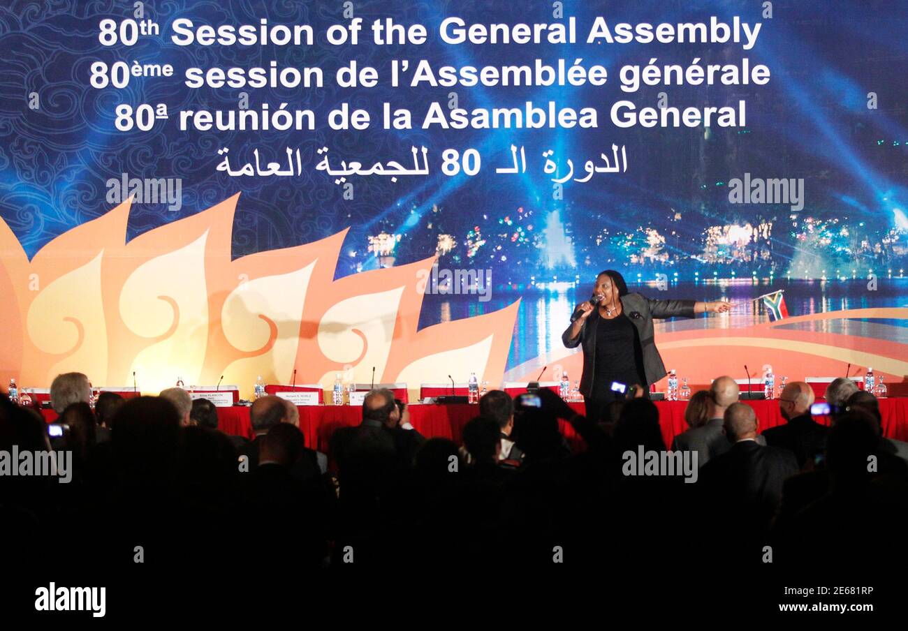 South African singer Yvonne Chaka Chaka performs during the 80th Interpol General Assembly's session in Hanoi November 1, 2011. The meeting, which takes place in Hanoi for the first time from October 31 to November 3, serves as a platform for Vietnam to improve efforts and regional cooperation in preventing and combating transnational crimes, according to local media. REUTERS/Kham (VIETNAM - Tags: POLITICS CRIME LAW ENTERTAINMENT) Foto de stock