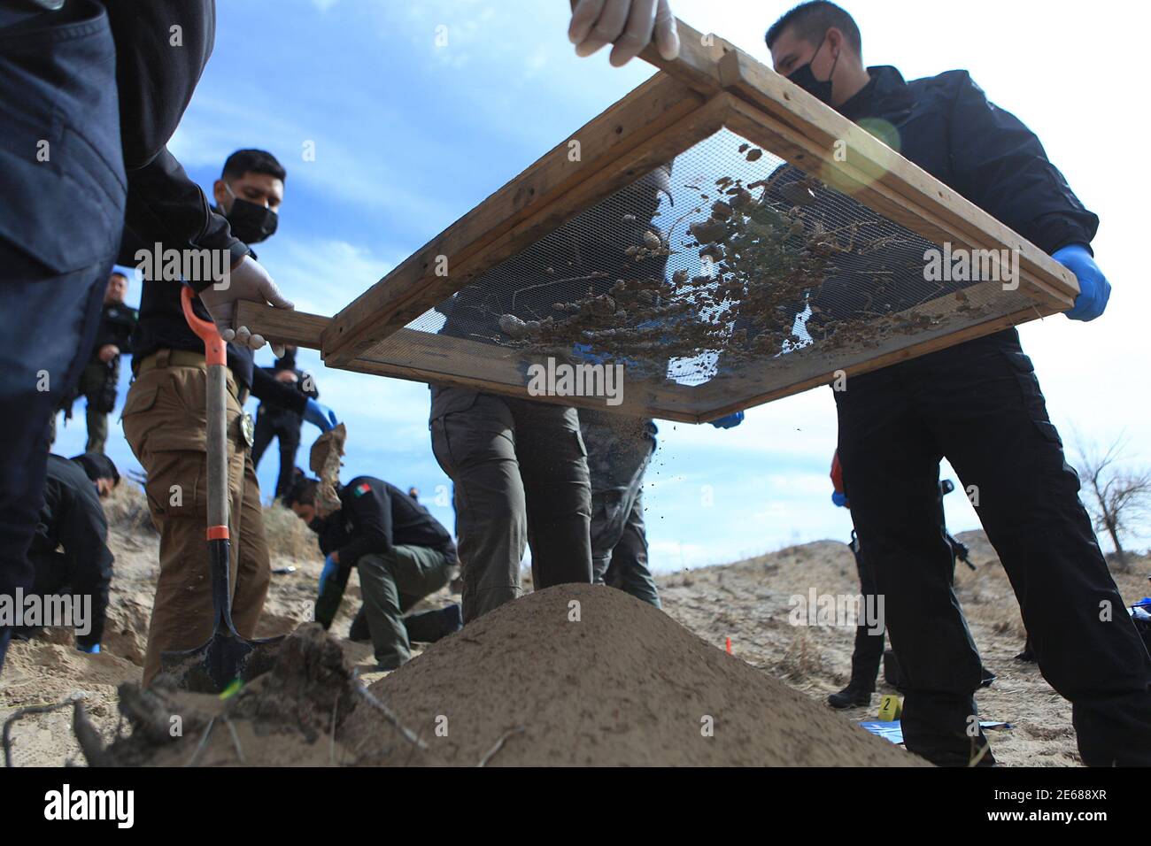 Agentes del Fiscal General del Estado de Chihuahua y expertos forenses participan en una
