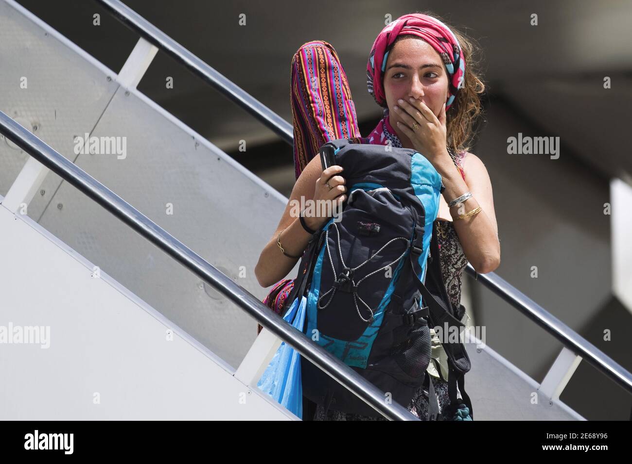Un israelí evacuado de Nepal desembarca de un avión después de aterrizar en el aeropuerto internacional Ben Gurion, cerca de Tel Aviv, Israel, 28 de abril de 2015. REUTERS/Amir Cohen Foto de stock